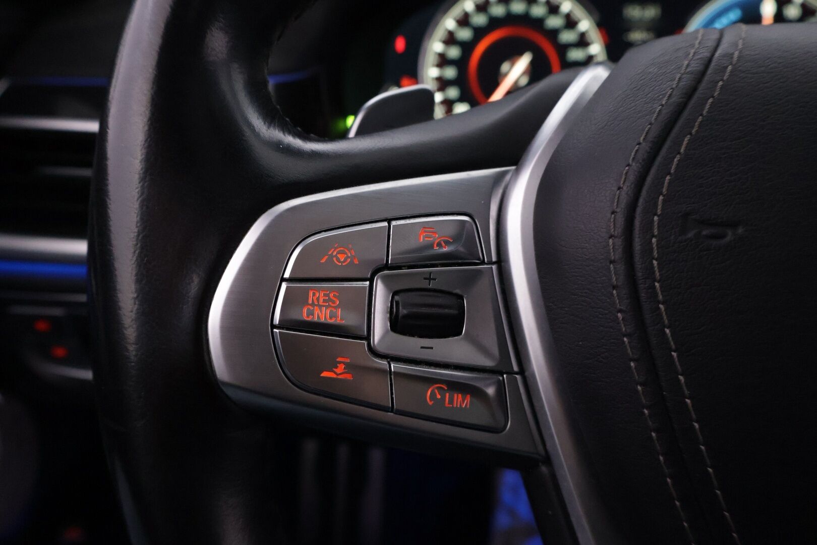 BMW 740 2017 G12 Sedan 740Le A xDrive Business Exclusive M Sport  *ACC / B&W / Laser Light / HUD / Panorama / 360 / Hieronta* - Carbon Core Korisarja / Ambient Air / Comfort nahat ilmastoinnilla, muistilla sekä hieronnalla / Keyless GO / Sähköluukku / Näytöt takana / Soft close - HULLUT AVAJAISHULINAT KORKOTARJOUS 3,29 %