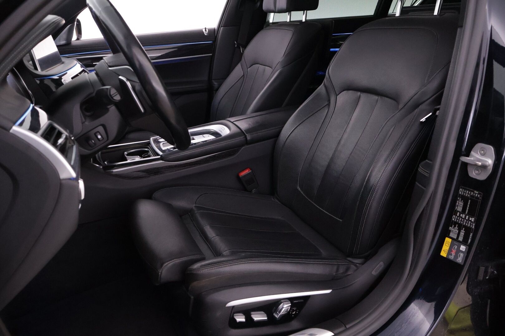 BMW 740 2017 G12 Sedan 740Le A xDrive Business Exclusive M Sport  *ACC / B&W / Laser Light / HUD / Panorama / 360 / Hieronta* - Carbon Core Korisarja / Ambient Air / Comfort nahat ilmastoinnilla, muistilla sekä hieronnalla / Keyless GO / Sähköluukku / Näytöt takana / Soft close - HULLUT AVAJAISHULINAT KORKOTARJOUS 3,29 %