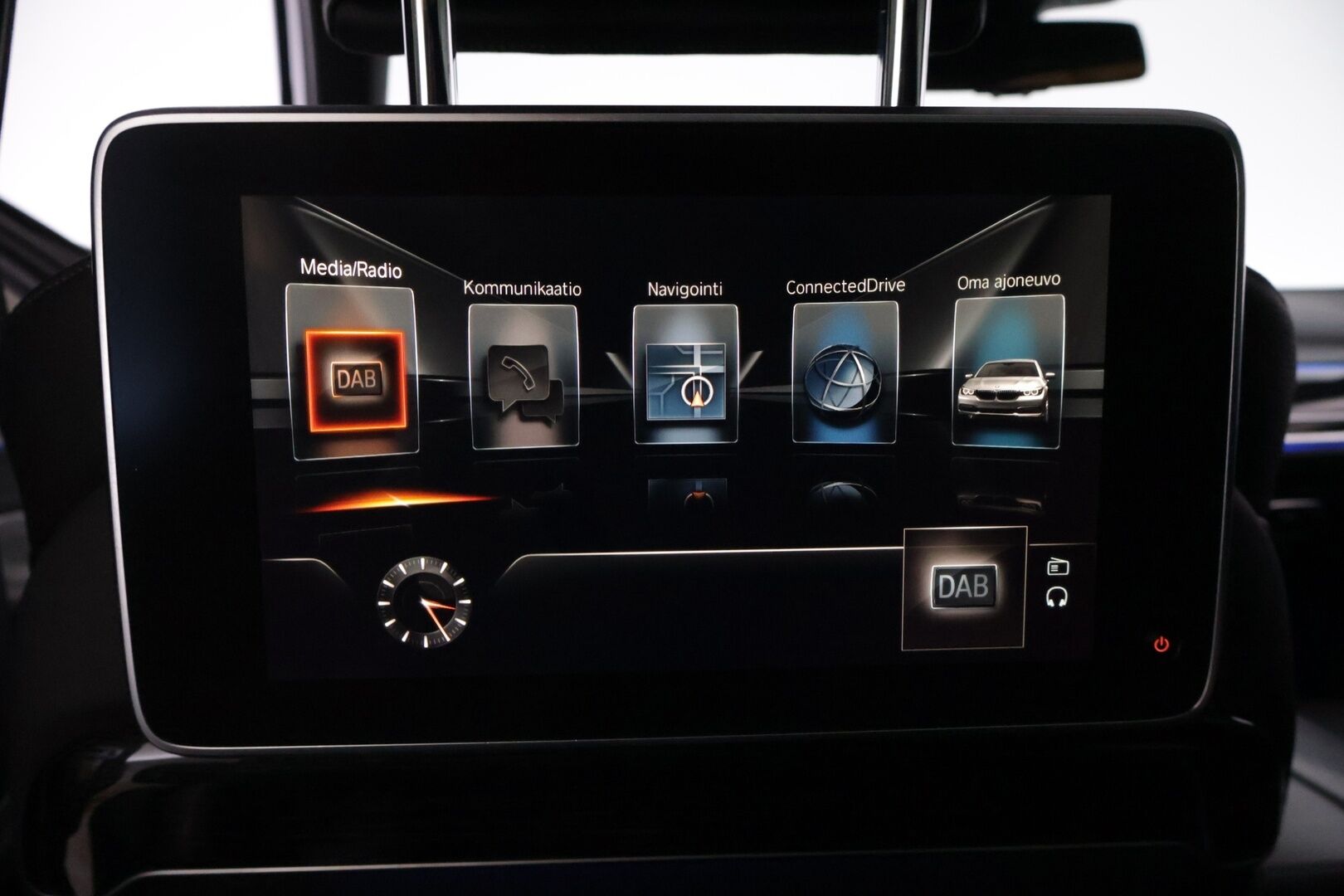 BMW 740 2017 G12 Sedan 740Le A xDrive Business Exclusive M Sport  *ACC / B&W / Laser Light / HUD / Panorama / 360 / Hieronta* - Carbon Core Korisarja / Ambient Air / Comfort nahat ilmastoinnilla, muistilla sekä hieronnalla / Keyless GO / Sähköluukku / Näytöt takana / Soft close - HULLUT AVAJAISHULINAT KORKOTARJOUS 3,29 %