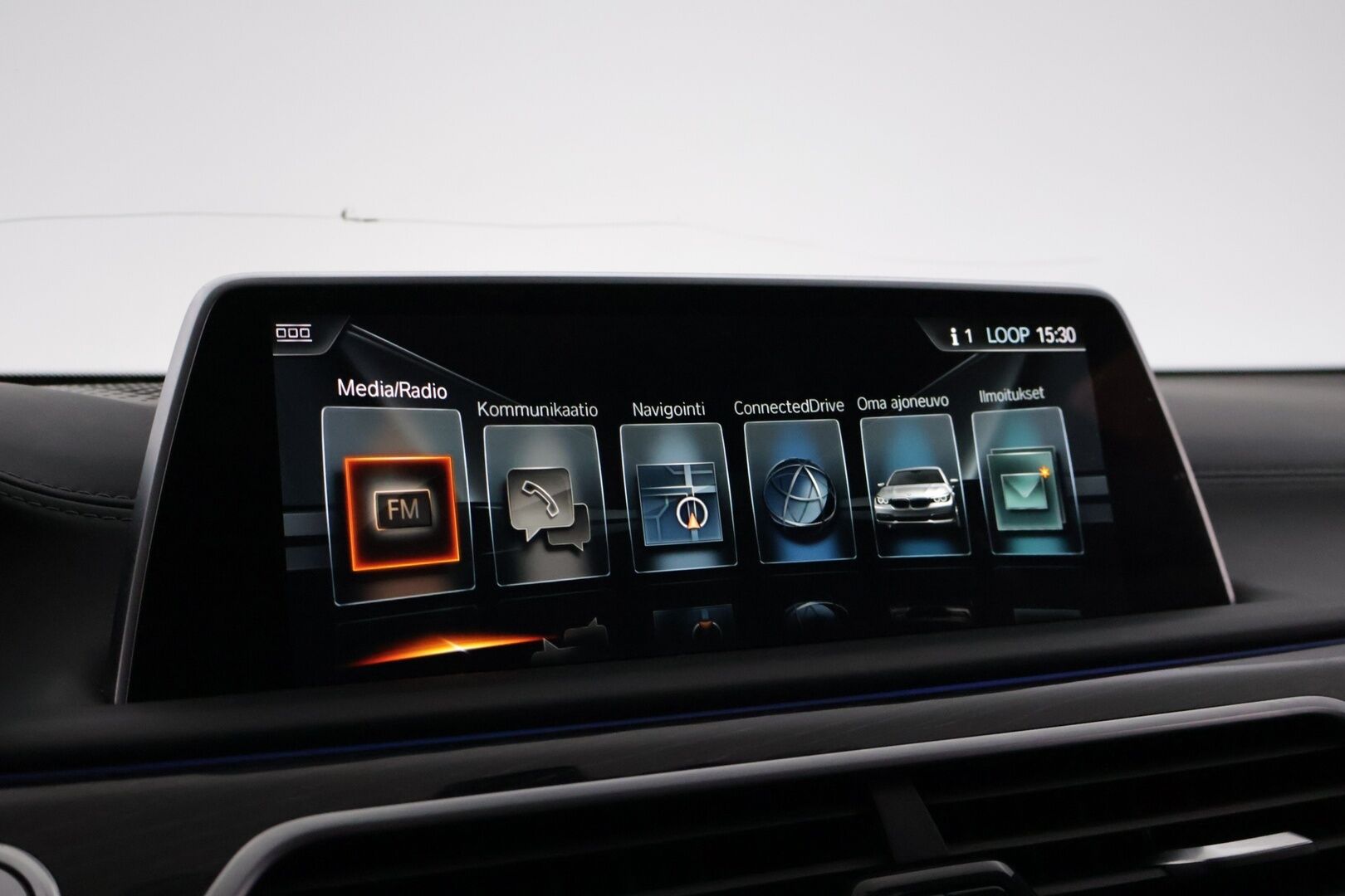 BMW 740 2017 G12 Sedan 740Le A xDrive Business Exclusive M Sport  *ACC / B&W / Laser Light / HUD / Panorama / 360 / Hieronta* - Carbon Core Korisarja / Ambient Air / Comfort nahat ilmastoinnilla, muistilla sekä hieronnalla / Keyless GO / Sähköluukku / Näytöt takana / Soft close - HULLUT AVAJAISHULINAT KORKOTARJOUS 3,29 %