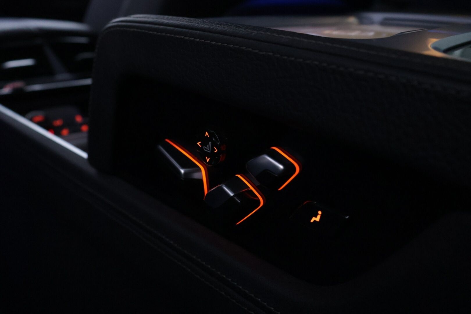 BMW 740 2017 G12 Sedan 740Le A xDrive Business Exclusive M Sport  *ACC / B&W / Laser Light / HUD / Panorama / 360 / Hieronta* - Carbon Core Korisarja / Ambient Air / Comfort nahat ilmastoinnilla, muistilla sekä hieronnalla / Keyless GO / Sähköluukku / Näytöt takana / Soft close - HULLUT AVAJAISHULINAT KORKOTARJOUS 3,29 %