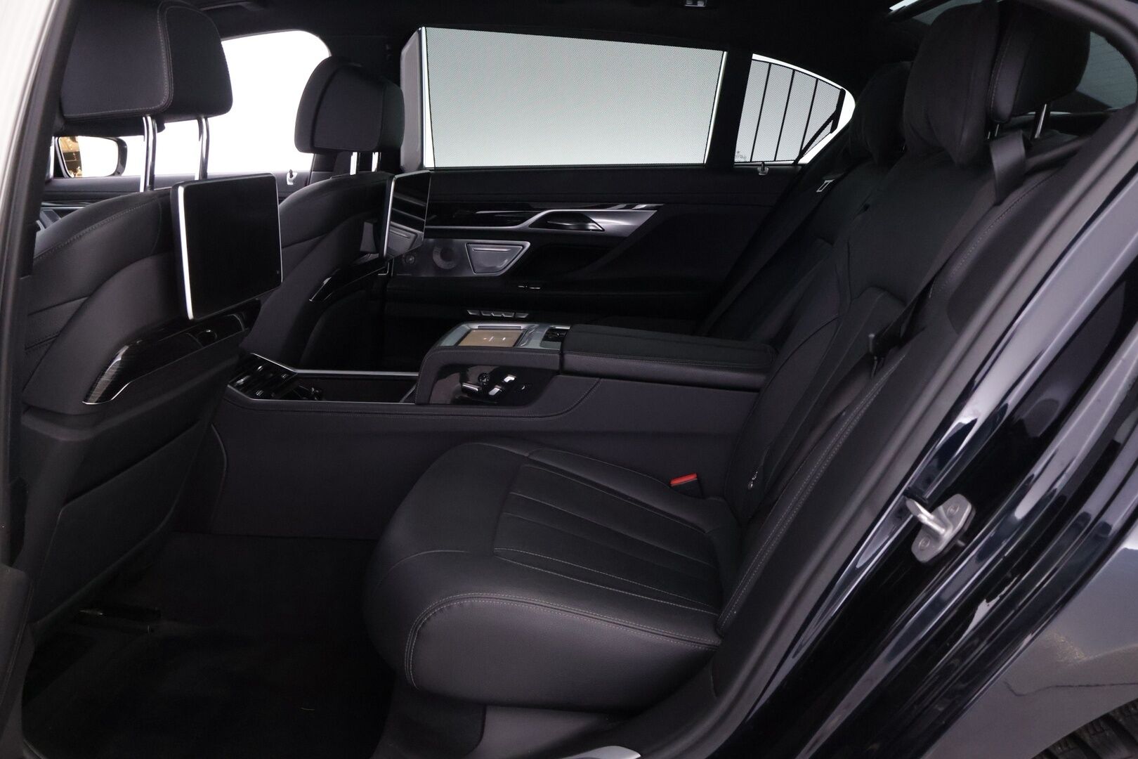 BMW 740 2017 G12 Sedan 740Le A xDrive Business Exclusive M Sport  *ACC / B&W / Laser Light / HUD / Panorama / 360 / Hieronta* - Carbon Core Korisarja / Ambient Air / Comfort nahat ilmastoinnilla, muistilla sekä hieronnalla / Keyless GO / Sähköluukku / Näytöt takana / Soft close - HULLUT AVAJAISHULINAT KORKOTARJOUS 3,29 %