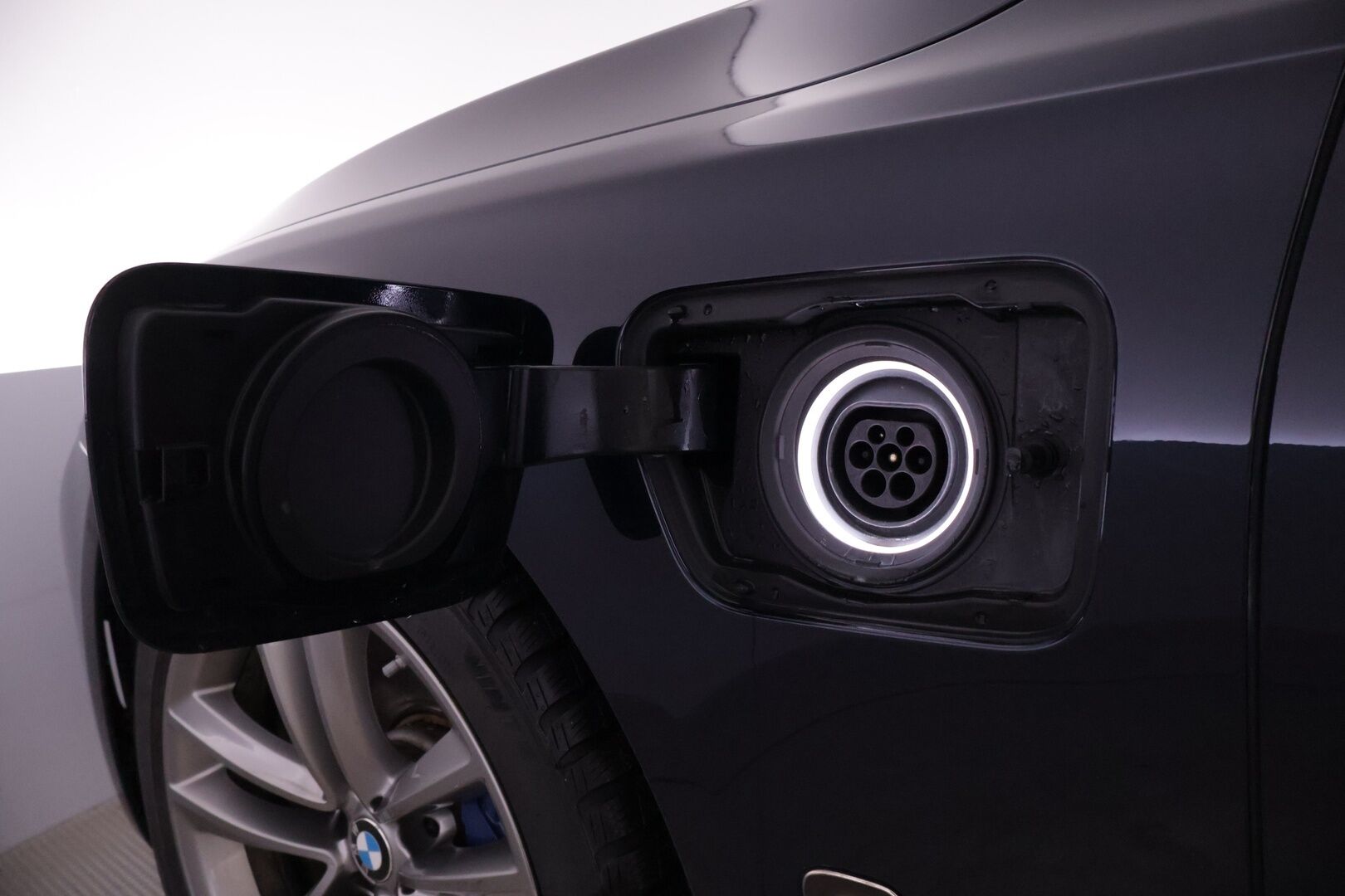 BMW 740 2017 G12 Sedan 740Le A xDrive Business Exclusive M Sport  *ACC / B&W / Laser Light / HUD / Panorama / 360 / Hieronta* - Carbon Core Korisarja / Ambient Air / Comfort nahat ilmastoinnilla, muistilla sekä hieronnalla / Keyless GO / Sähköluukku / Näytöt takana / Soft close - HULLUT AVAJAISHULINAT KORKOTARJOUS 3,29 %