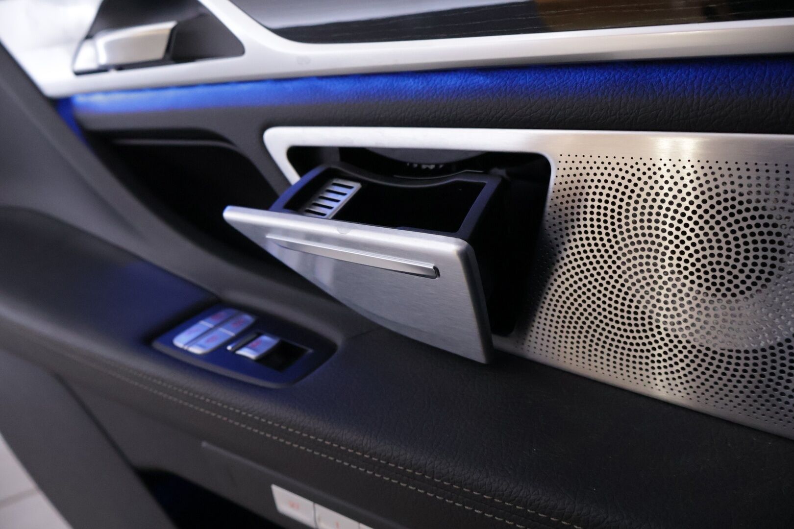 BMW 740 2017 G12 Sedan 740Le A xDrive Business Exclusive M Sport  *ACC / B&W / Laser Light / HUD / Panorama / 360 / Hieronta* - Carbon Core Korisarja / Ambient Air / Comfort nahat ilmastoinnilla, muistilla sekä hieronnalla / Keyless GO / Sähköluukku / Näytöt takana / Soft close - HULLUT AVAJAISHULINAT KORKOTARJOUS 3,29 %