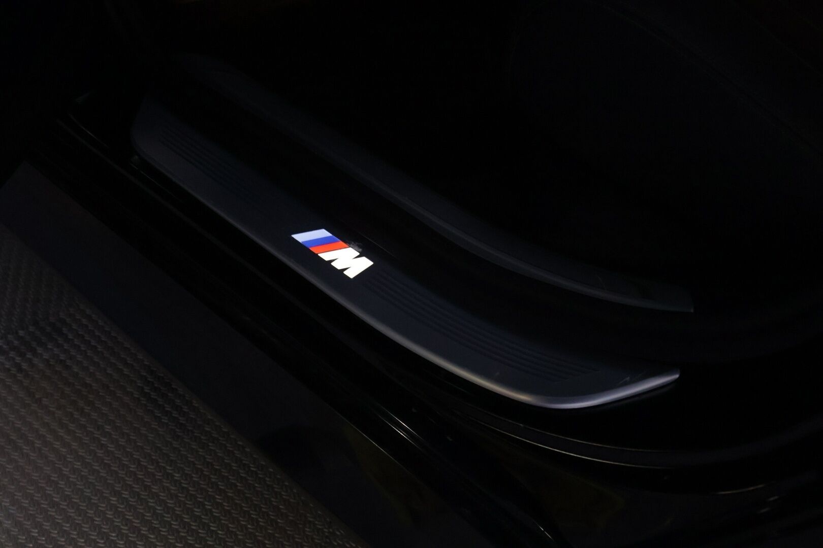 BMW 740 2017 G12 Sedan 740Le A xDrive Business Exclusive M Sport  *ACC / B&W / Laser Light / HUD / Panorama / 360 / Hieronta* - Carbon Core Korisarja / Ambient Air / Comfort nahat ilmastoinnilla, muistilla sekä hieronnalla / Keyless GO / Sähköluukku / Näytöt takana / Soft close - HULLUT AVAJAISHULINAT KORKOTARJOUS 3,29 %