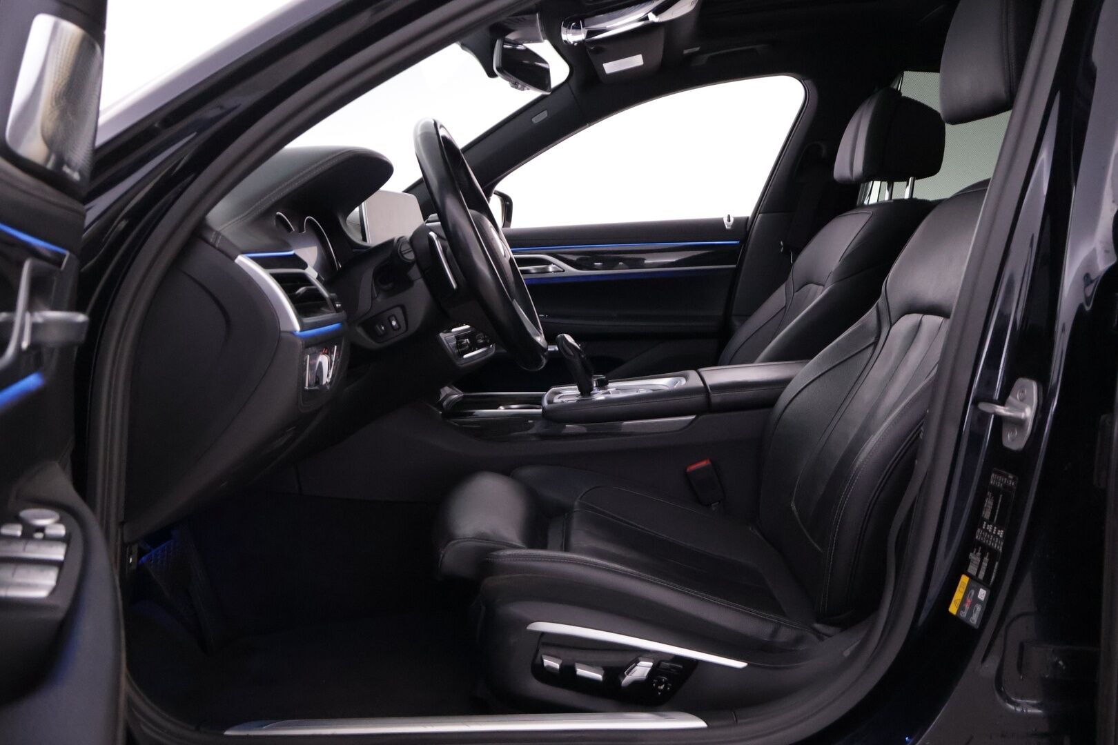 BMW 740 2017 G12 Sedan 740Le A xDrive Business Exclusive M Sport  *ACC / B&W / Laser Light / HUD / Panorama / 360 / Hieronta* - Carbon Core Korisarja / Ambient Air / Comfort nahat ilmastoinnilla, muistilla sekä hieronnalla / Keyless GO / Sähköluukku / Näytöt takana / Soft close - HULLUT AVAJAISHULINAT KORKOTARJOUS 3,29 %