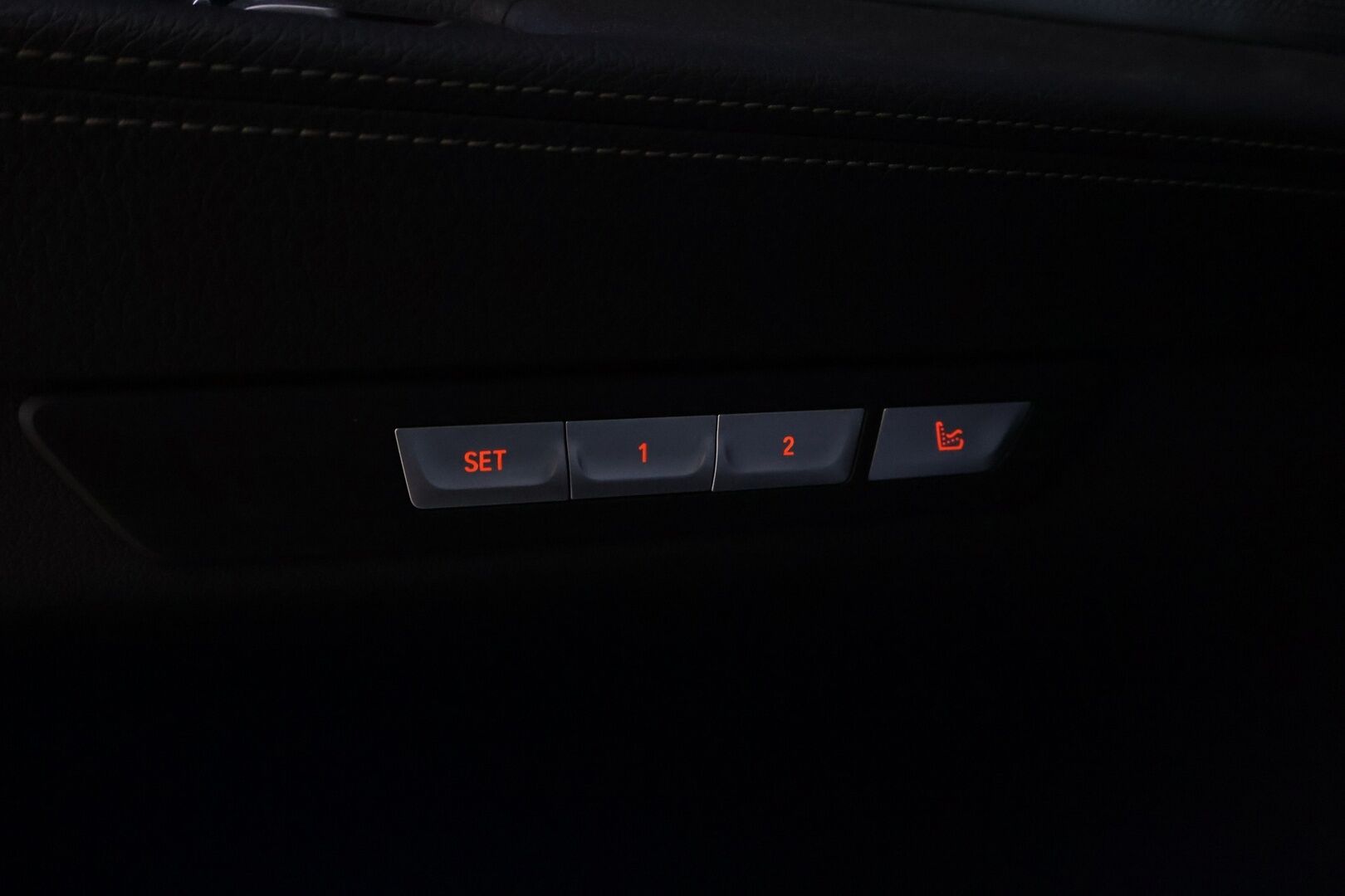 BMW 740 2017 G12 Sedan 740Le A xDrive Business Exclusive M Sport  *ACC / B&W / Laser Light / HUD / Panorama / 360 / Hieronta* - Carbon Core Korisarja / Ambient Air / Comfort nahat ilmastoinnilla, muistilla sekä hieronnalla / Keyless GO / Sähköluukku / Näytöt takana / Soft close - HULLUT AVAJAISHULINAT KORKOTARJOUS 3,29 %