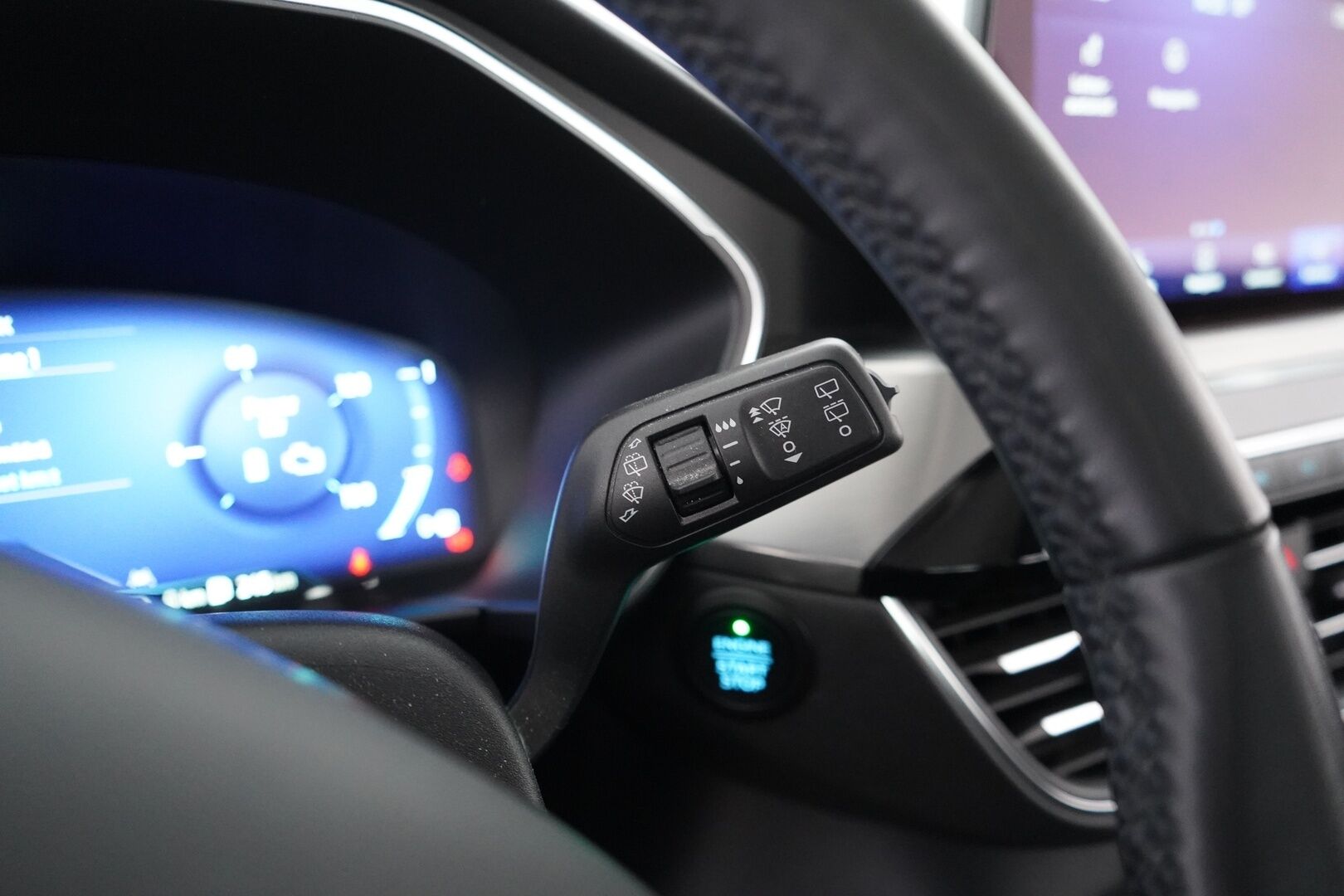 Ford Kuga 2022 Ladattava Hybridi (PHEV) 225hv CVT FWD Titanium - Kamera | Navigointi | Ratinlämmitin | Lämmitettävä tuulilasi | KeylessGo