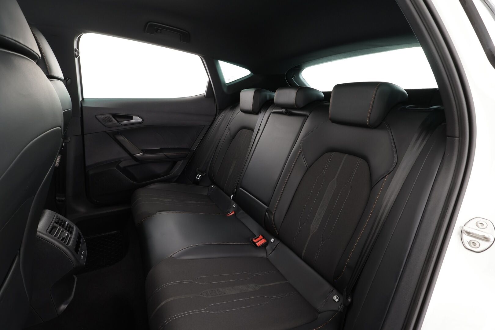 Cupra Formentor 2022 1.4 PHEV 150 kW e-HYBRID DSG * ACC / LED / P.tutkat / Kaistavahti / Digimittaristo / Keyless * - Akkutestattu, siistikuntoinen ja hyvin huollettu Cupra kaksilla renkailla ja Cupran 18'' alumiinivanteilla!