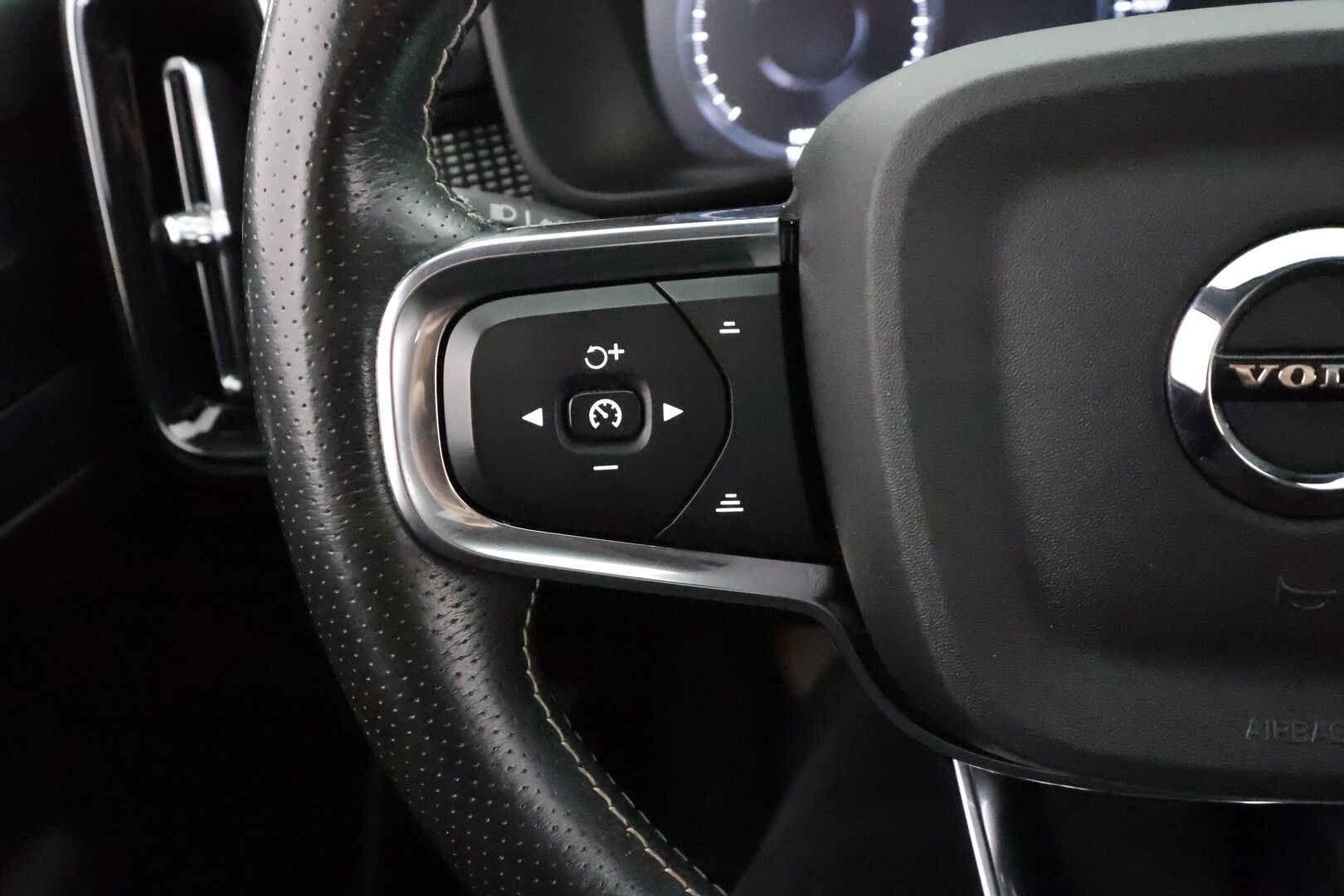 Volvo XC40 2021 T5 TwE Business R-Design aut - | ACC | Koukku | Webasto | Harman/Kardon | Panorama | 360° | Sporttinahat sähköllä | Muistipenkki | Full-LED |  BLIS | Pilot Assist | Merkkihuollot | 2x volvo alut |