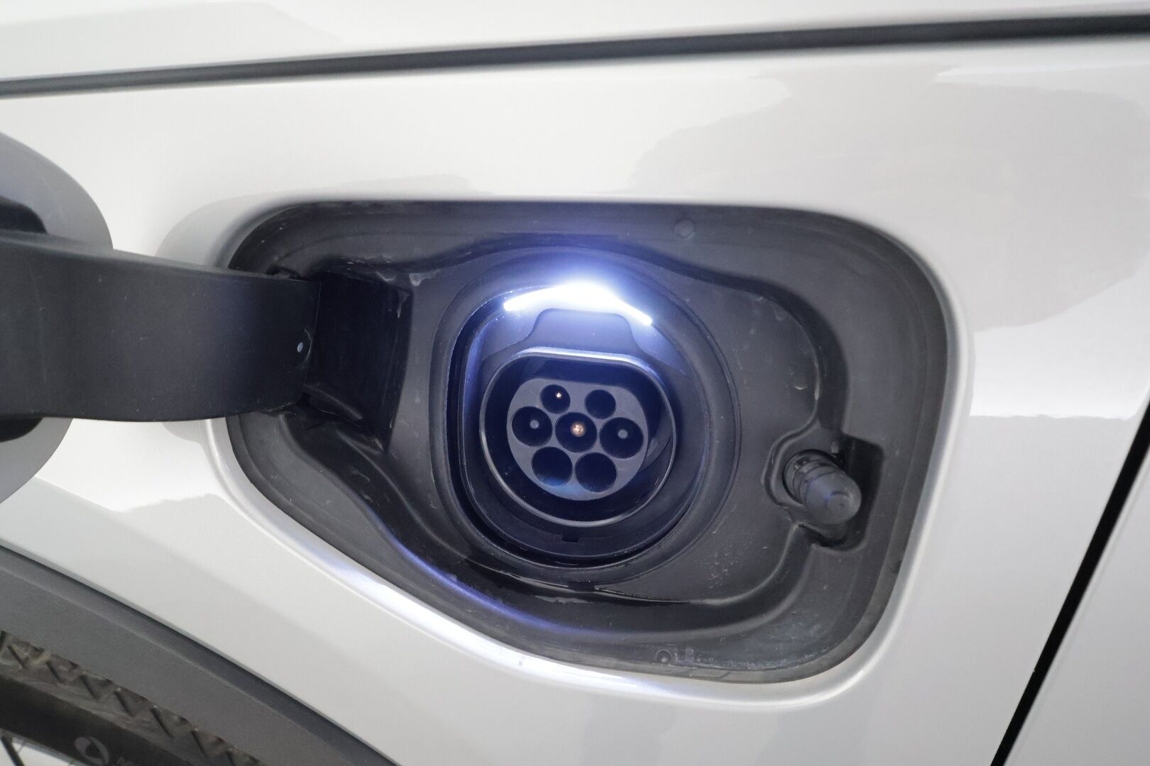 Volvo XC40 2023 T4 TwE Core aut * LED / ACC / P.Kamera / Sportpenkit / Navi / Kaistavahti / Keyless * - 2x Latauskaapelit / Kahdet renkaat aluvanteilla - HULLUT AVAJAISHULINAT KORKOTARJOUS 3,29 %