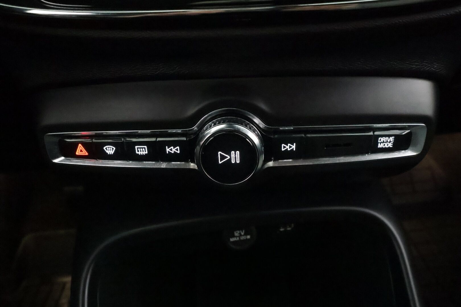 Volvo XC40 2023 T4 TwE Core aut * LED / ACC / P.Kamera / Sportpenkit / Navi / Kaistavahti / Keyless * - 2x Latauskaapelit / Kahdet renkaat aluvanteilla