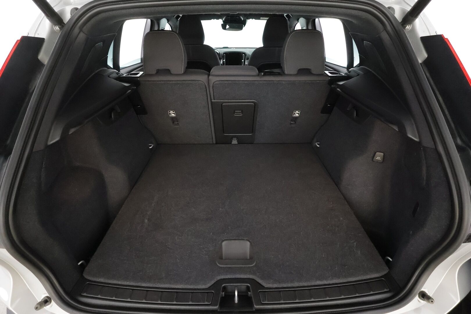 Volvo XC40 2023 T4 TwE Core aut * LED / ACC / P.Kamera / Sportpenkit / Navi / Kaistavahti / Keyless * - 2x Latauskaapelit / Kahdet renkaat aluvanteilla - HULLUT AVAJAISHULINAT KORKOTARJOUS 3,29 %