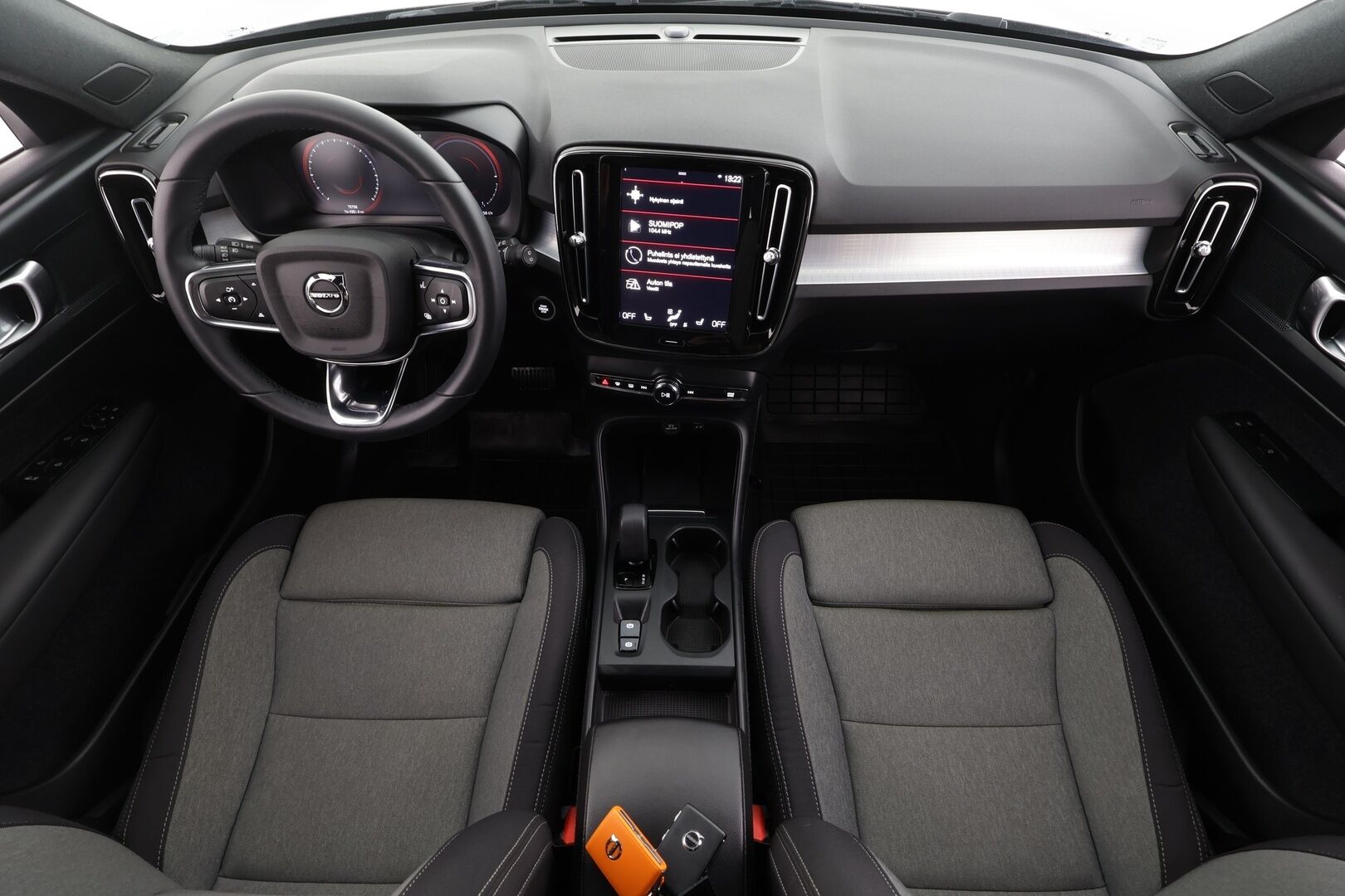 Volvo XC40 2023 T4 TwE Core aut * LED / ACC / P.Kamera / Sportpenkit / Navi / Kaistavahti / Keyless * - 2x Latauskaapelit / Kahdet renkaat aluvanteilla