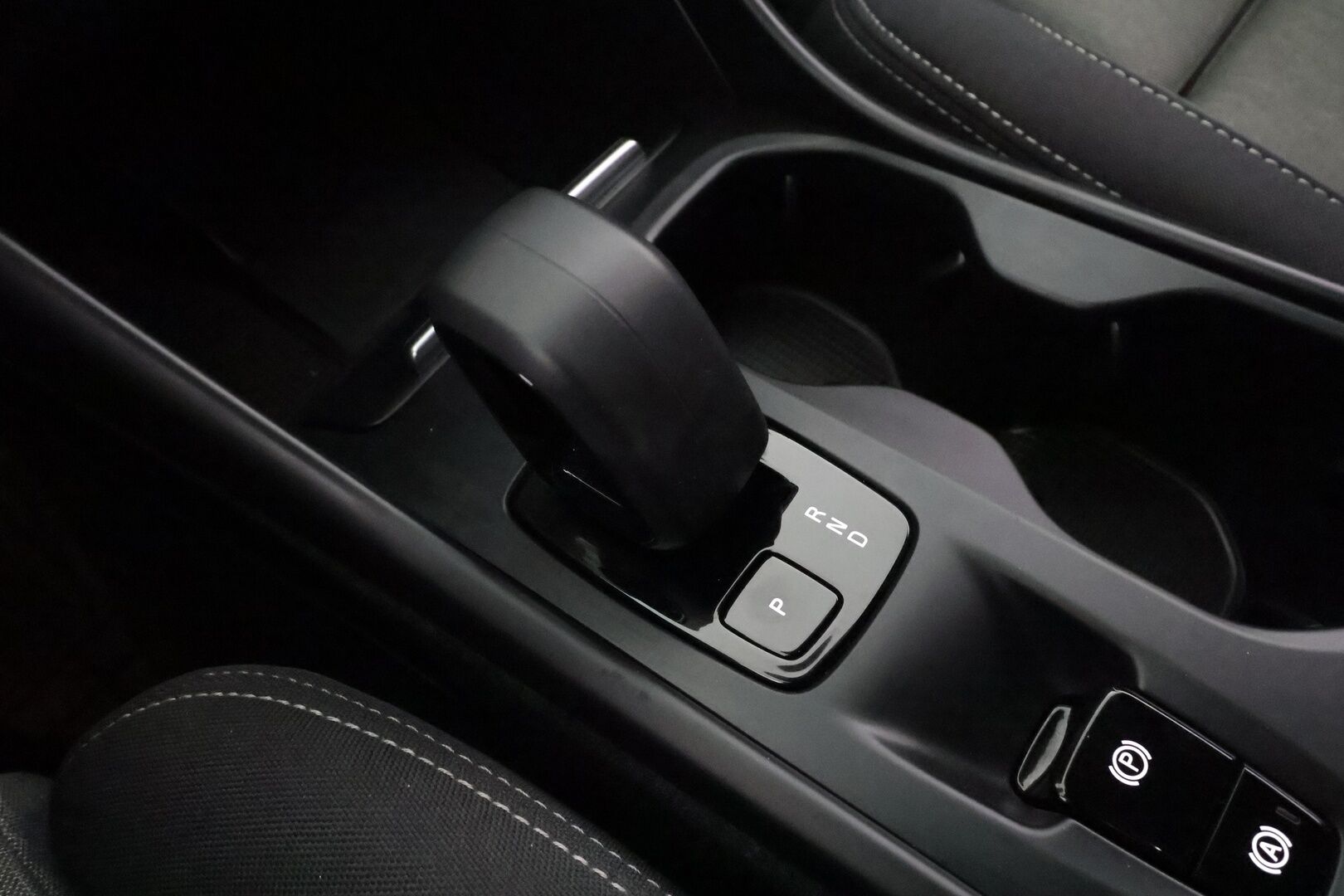 Volvo XC40 2023 T4 TwE Core aut * LED / ACC / P.Kamera / Sportpenkit / Navi / Kaistavahti / Keyless * - 2x Latauskaapelit / Kahdet renkaat aluvanteilla