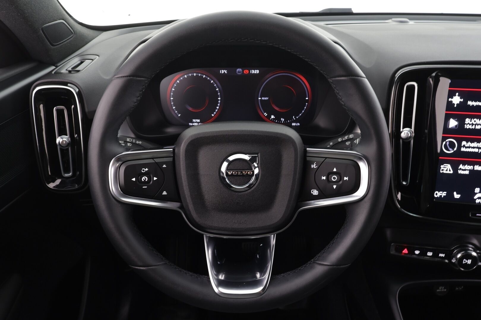 Volvo XC40 2023 T4 TwE Core aut * LED / ACC / P.Kamera / Sportpenkit / Navi / Kaistavahti / Keyless * - 2x Latauskaapelit / Kahdet renkaat aluvanteilla