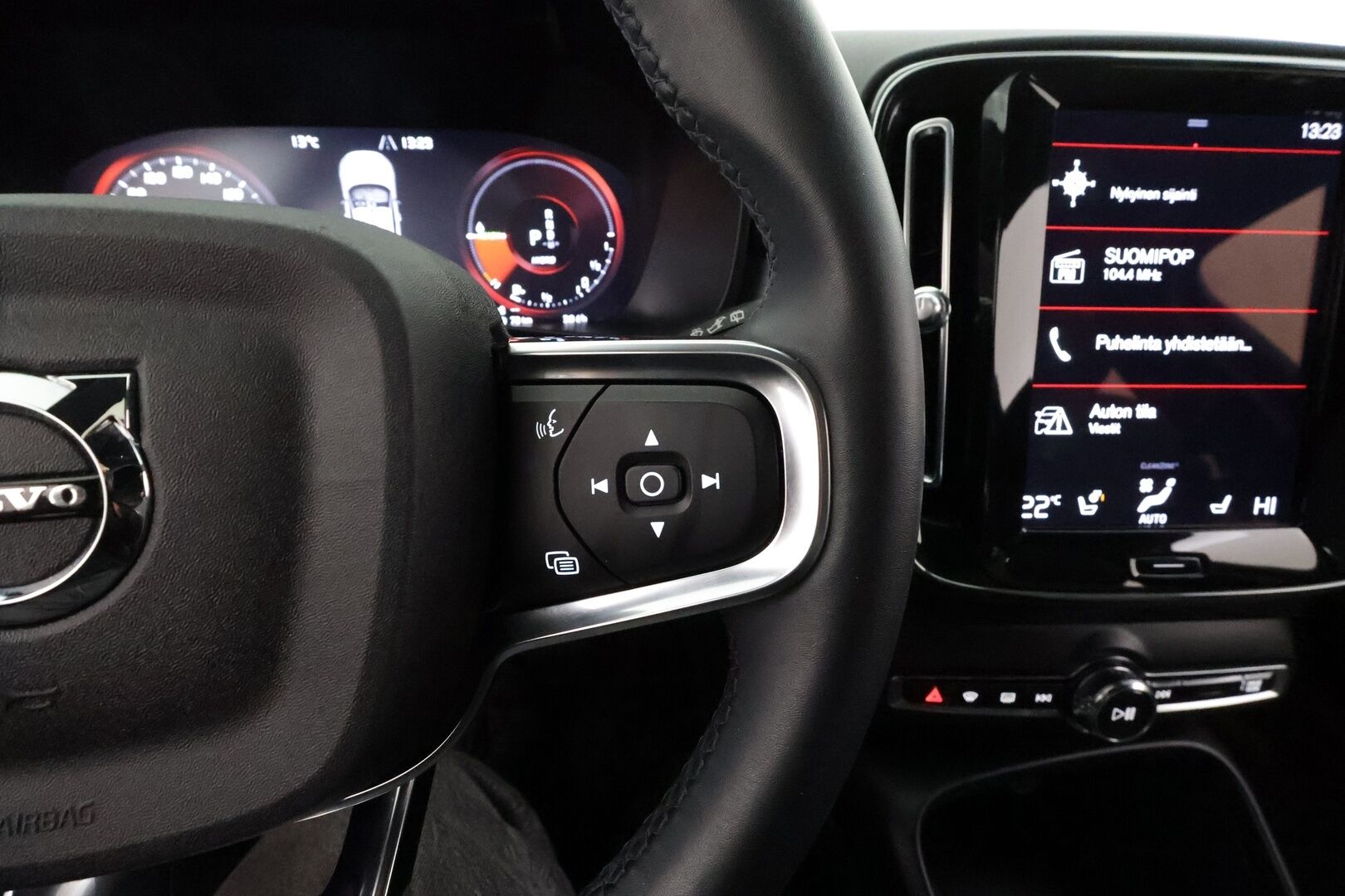 Volvo XC40 2023 T4 TwE Core aut * LED / ACC / P.Kamera / Sportpenkit / Navi / Kaistavahti / Keyless * - 2x Latauskaapelit / Kahdet renkaat aluvanteilla