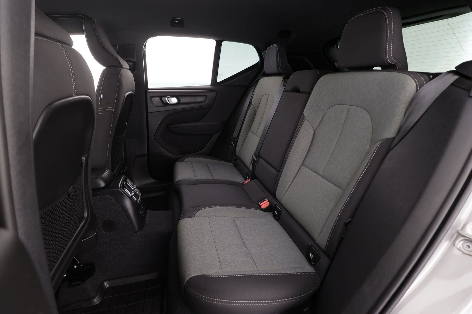 Volvo XC40 2023 T4 TwE Core aut * LED / ACC / P.Kamera / Sportpenkit / Navi / Kaistavahti / Keyless * - 2x Latauskaapelit / Kahdet renkaat aluvanteilla