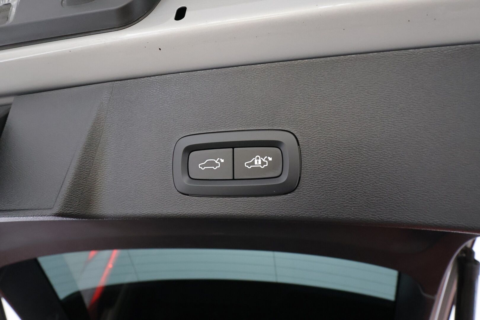 Volvo XC40 2023 T4 TwE Core aut * LED / ACC / P.Kamera / Sportpenkit / Navi / Kaistavahti / Keyless * - 2x Latauskaapelit / Kahdet renkaat aluvanteilla