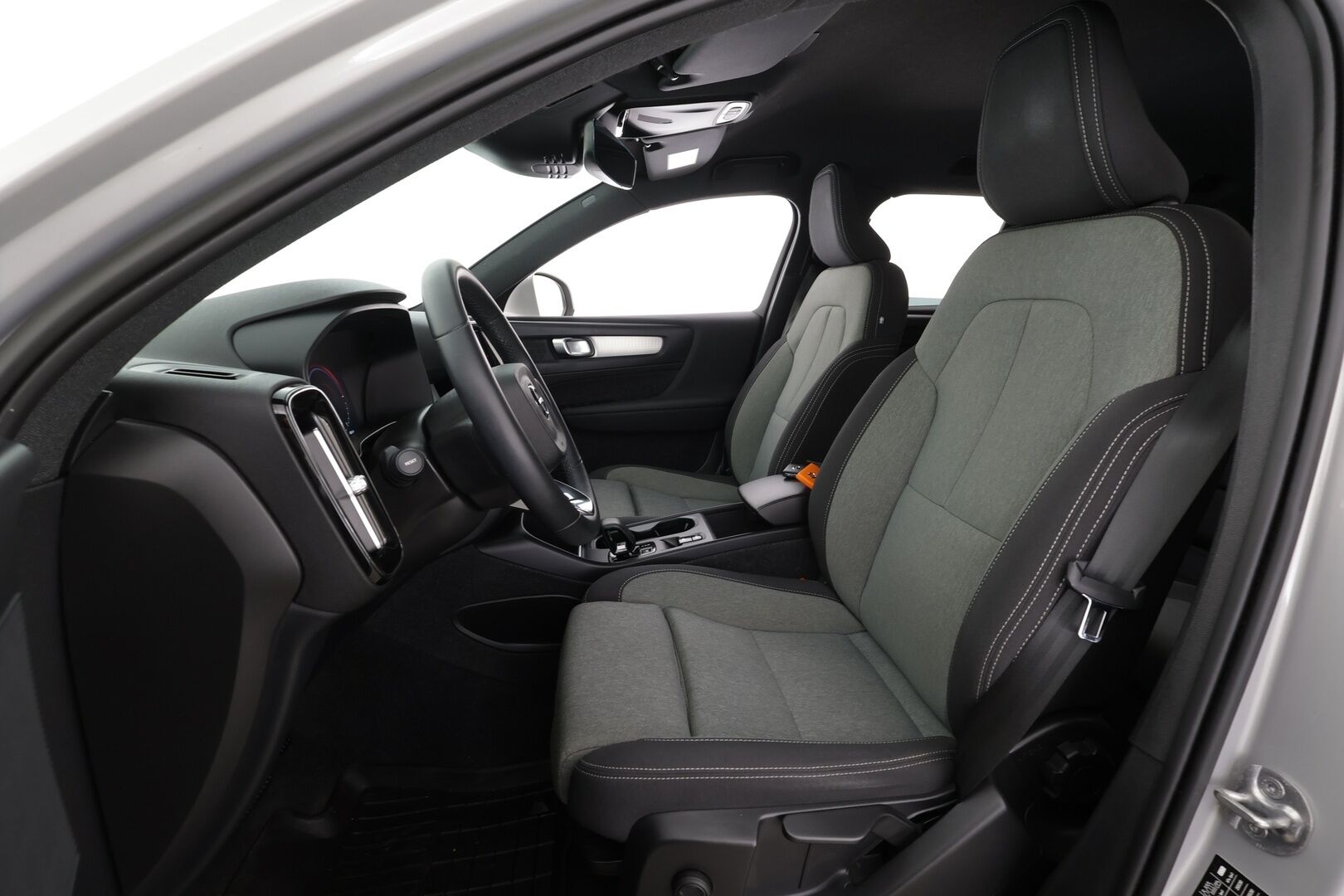 Volvo XC40 2023 T4 TwE Core aut * LED / ACC / P.Kamera / Sportpenkit / Navi / Kaistavahti / Keyless * - 2x Latauskaapelit / Kahdet renkaat aluvanteilla