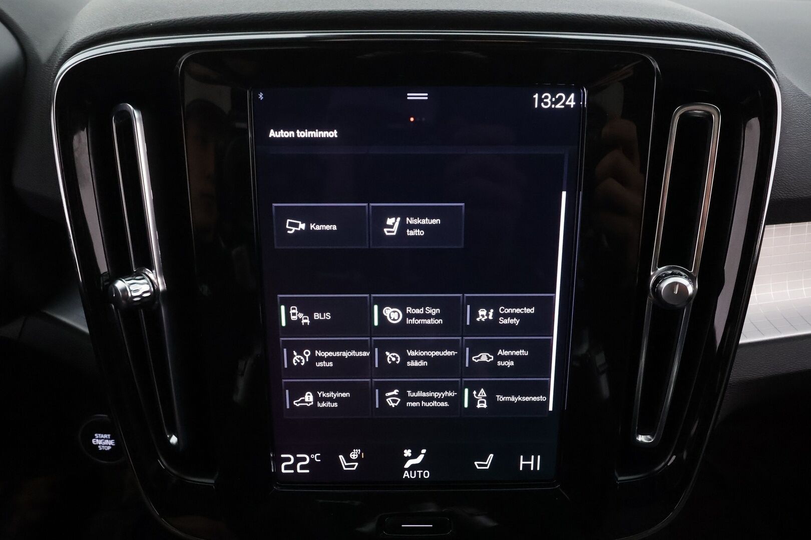 Volvo XC40 2023 T4 TwE Core aut * LED / ACC / P.Kamera / Sportpenkit / Navi / Kaistavahti / Keyless * - 2x Latauskaapelit / Kahdet renkaat aluvanteilla