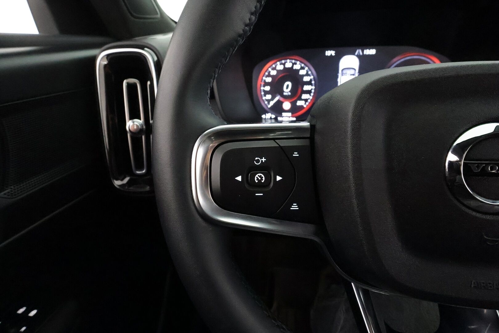 Volvo XC40 2023 T4 TwE Core aut * LED / ACC / P.Kamera / Sportpenkit / Navi / Kaistavahti / Keyless * - 2x Latauskaapelit / Kahdet renkaat aluvanteilla - HULLUT AVAJAISHULINAT KORKOTARJOUS 3,29 %