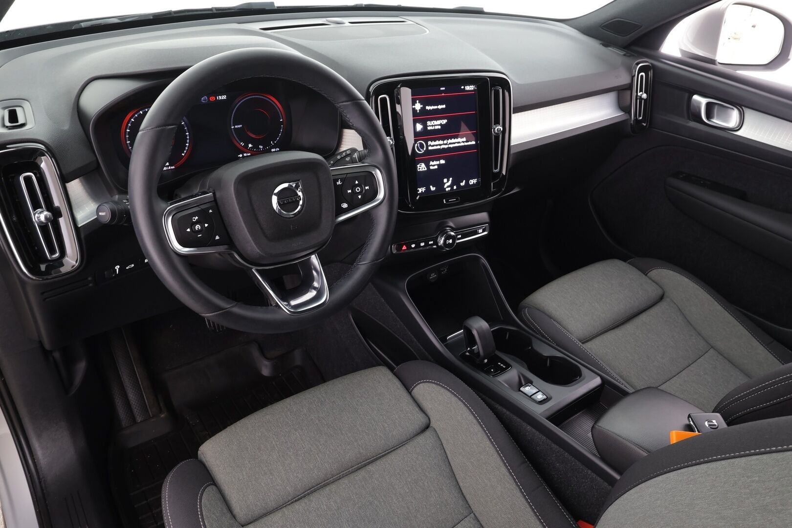 Volvo XC40 2023 T4 TwE Core aut * LED / ACC / P.Kamera / Sportpenkit / Navi / Kaistavahti / Keyless * - 2x Latauskaapelit / Kahdet renkaat aluvanteilla