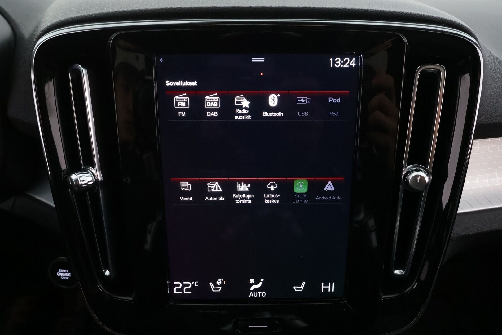 Volvo XC40 2023 T4 TwE Core aut * LED / ACC / P.Kamera / Sportpenkit / Navi / Kaistavahti / Keyless * - 2x Latauskaapelit / Kahdet renkaat aluvanteilla