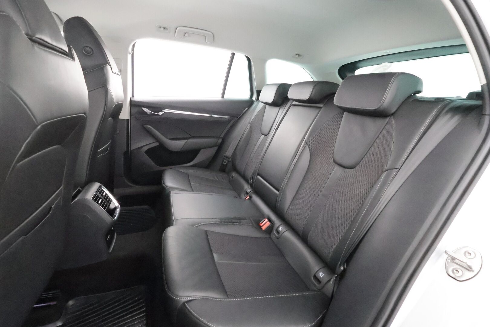 Skoda Octavia 2023 Combi 1.4 TSI PHEV Style iV DSG Autom. - | ACC | Webasto | Koukku | Puolinahat | Matrix | Keyless | Lane Assist | P.kamera | Lämm. ratti | Ambient Light | Apple & Android | 2x renkaat aluin | 