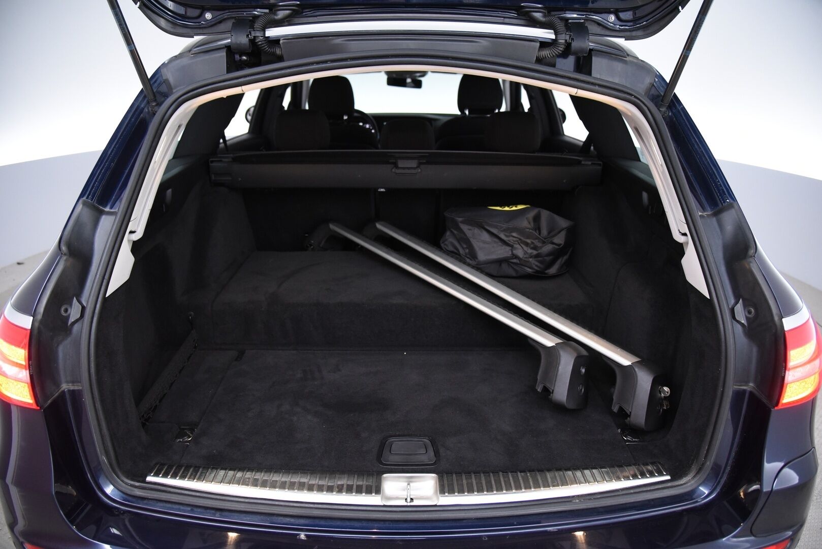 Mercedes-Benz E 2020 300 de T A Business EQ Power * Distronic+ / HUD / 360 / Vetokoukku / IHC+ - BLIS / Alletaittuva vetokoukku / 2x Aluvanteet - HULLUT AVAJAISHULINAT KORKOTARJOUS 3,29 %