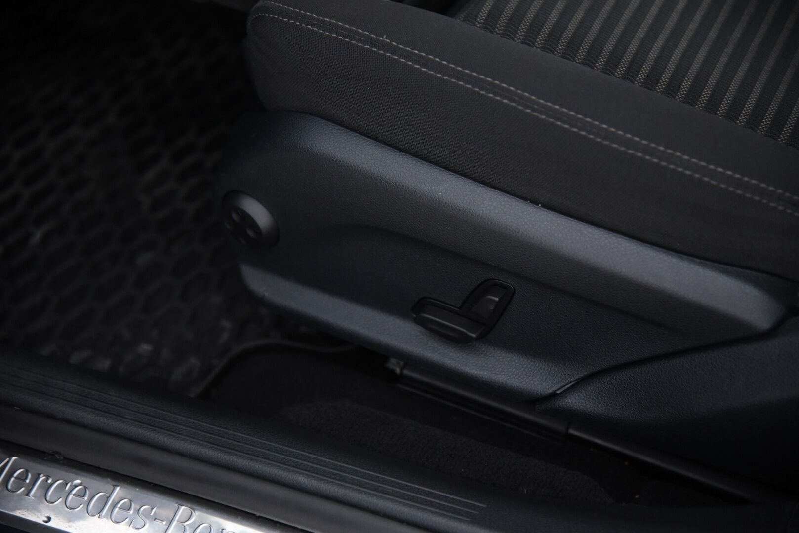 Mercedes-Benz E 2020 300 de T A Business EQ Power * Distronic+ / HUD / 360 / Vetokoukku / IHC+ - BLIS / Alletaittuva vetokoukku / 2x Aluvanteet - HULLUT AVAJAISHULINAT KORKOTARJOUS 3,29 %