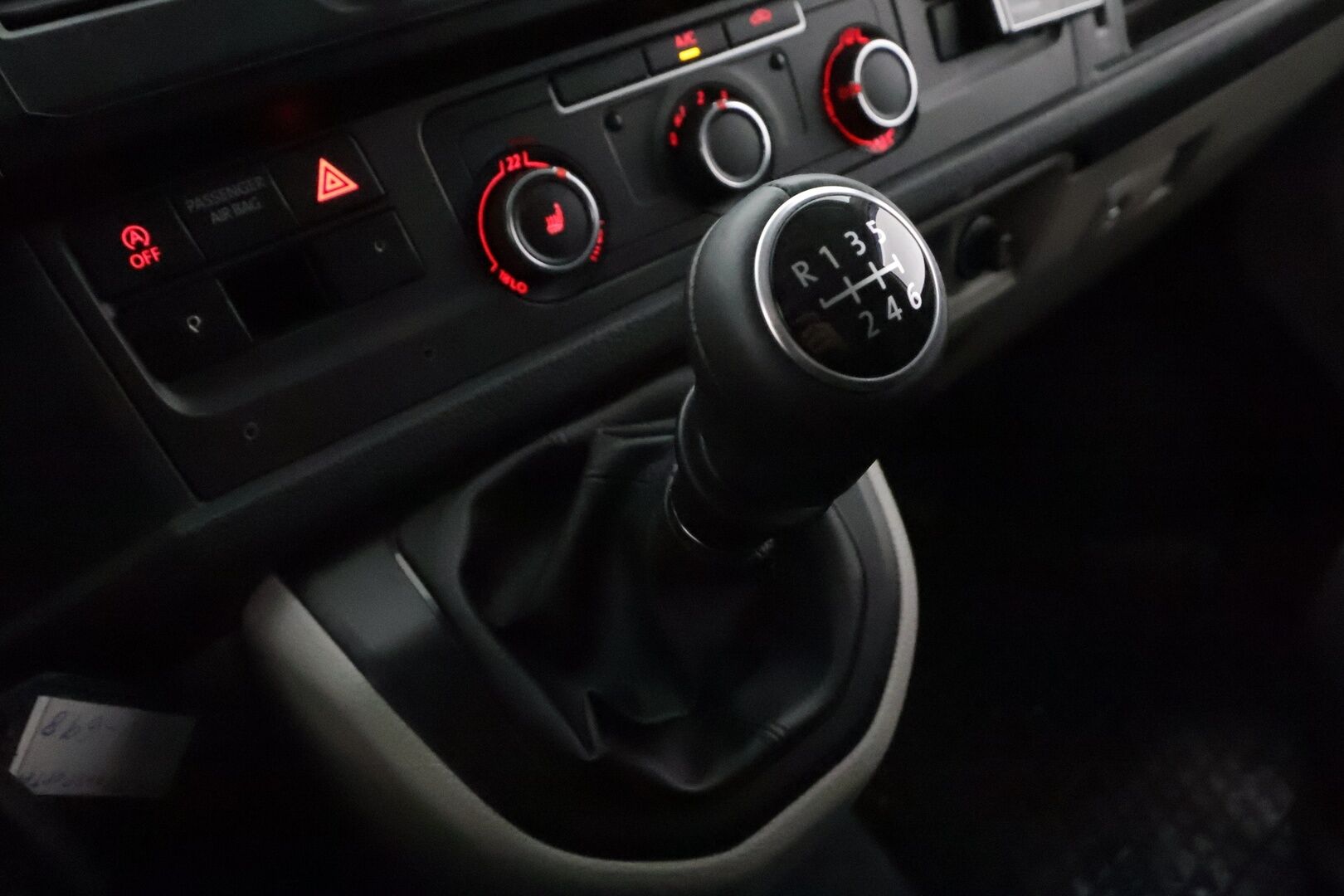 Volkswagen Transporter 2018 Pitkä 2,0 TDI 110 kW 4Motion **Vakkari / Webasto / LED / Apple&Android / P.kamera / Koukku** - Läpi juostava / Keularauta / LED Päiväajovalot /