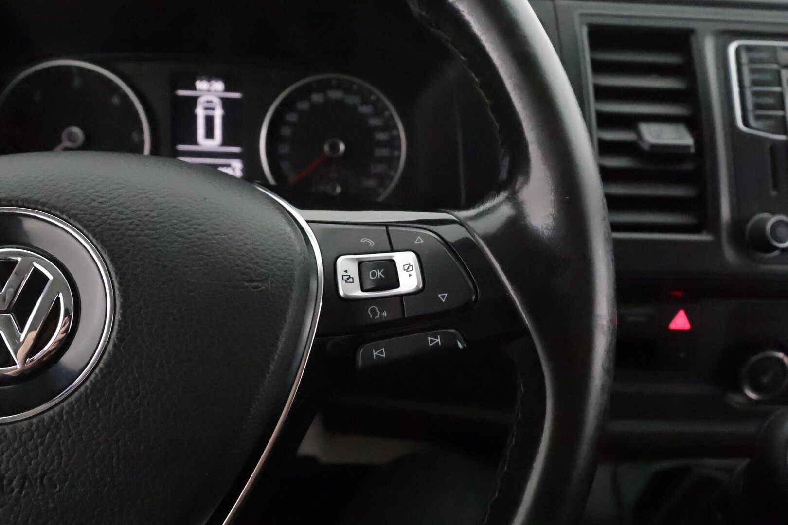 Volkswagen Transporter 2018 Pitkä 2,0 TDI 110 kW 4Motion **Vakkari / Webasto / LED / Apple&Android / P.kamera / Koukku** - Läpi juostava / Keularauta / LED Päiväajovalot /