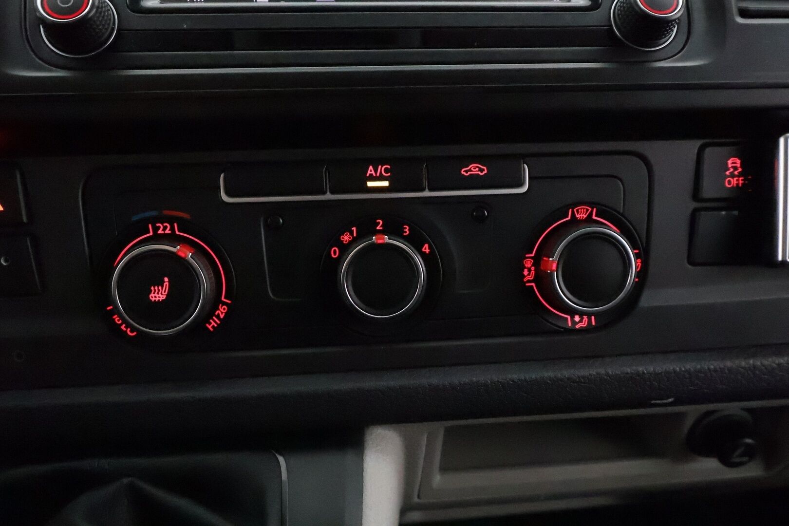Volkswagen Transporter 2018 Pitkä 2,0 TDI 110 kW 4Motion **Vakkari / Webasto / LED / Apple&Android / P.kamera / Koukku** - Läpi juostava / Keularauta / LED Päiväajovalot /