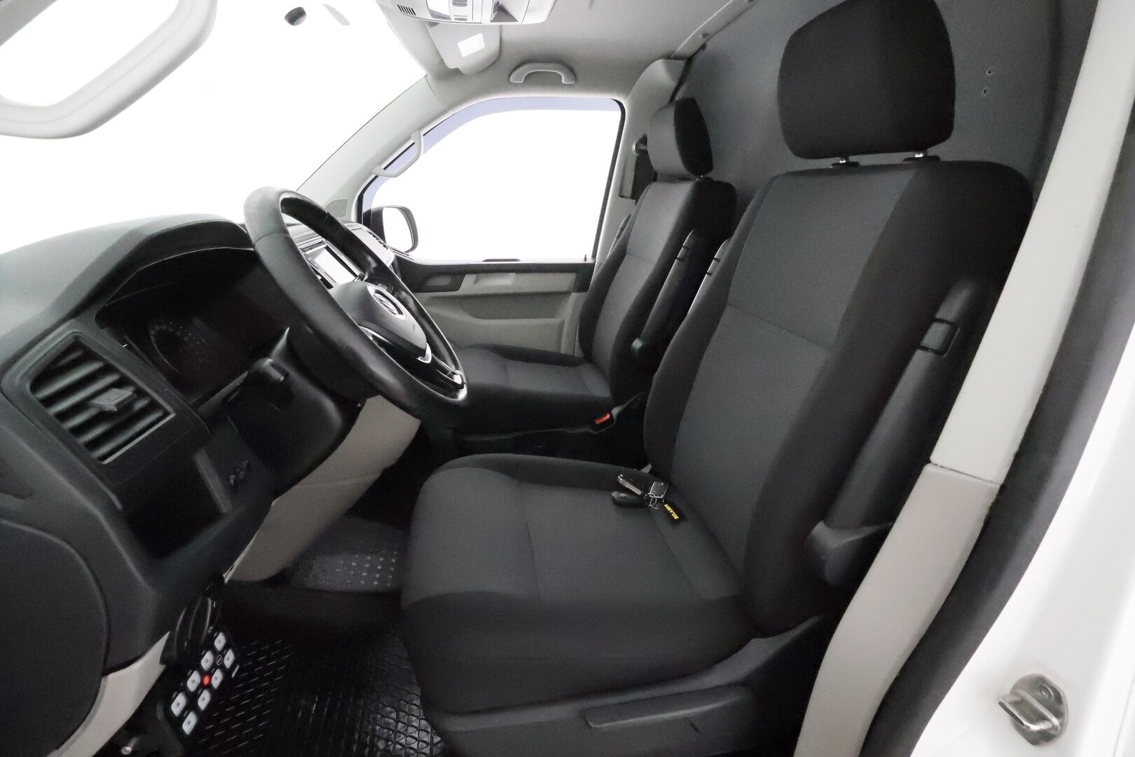 Volkswagen Transporter 2018 Pitkä 2,0 TDI 110 kW 4Motion **Vakkari / Webasto / LED / Apple&Android / P.kamera / Koukku** - Läpi juostava / Keularauta / LED Päiväajovalot /