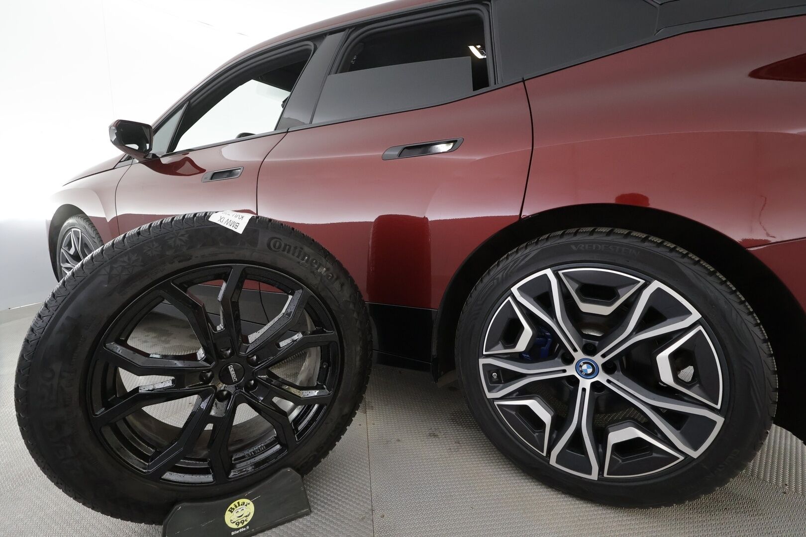 BMW iX 2023 xDrive40 Sports Package - | ACC | Laser | 360° | H&K | HUD | Koukku | ILP | Sähkönahat | Ambient | 2x renkaat aluin |