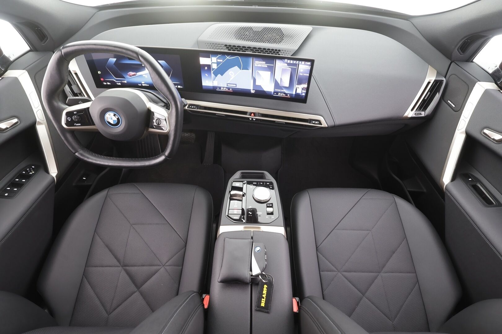 BMW iX 2023 xDrive40 Sports Package - | ACC | Laser | 360° | H&K | HUD | Koukku | ILP | Sähkönahat | Ambient | 2x renkaat aluin |