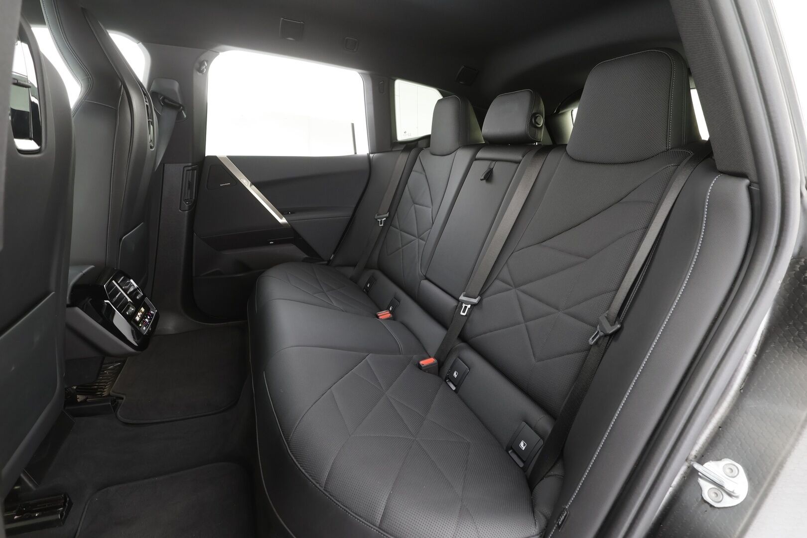 BMW iX 2023 xDrive40 Sports Package - | ACC | Laser | 360° | H&K | HUD | Koukku | ILP | Sähkönahat | Ambient | 2x renkaat aluin |