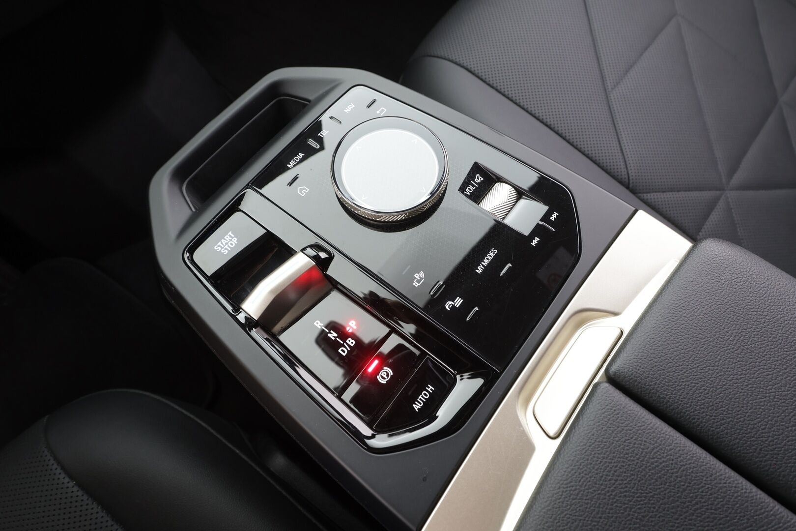 BMW iX 2023 xDrive40 Sports Package - | ACC | Laser | 360° | H&K | HUD | Koukku | ILP | Sähkönahat | Ambient | 2x renkaat aluin |