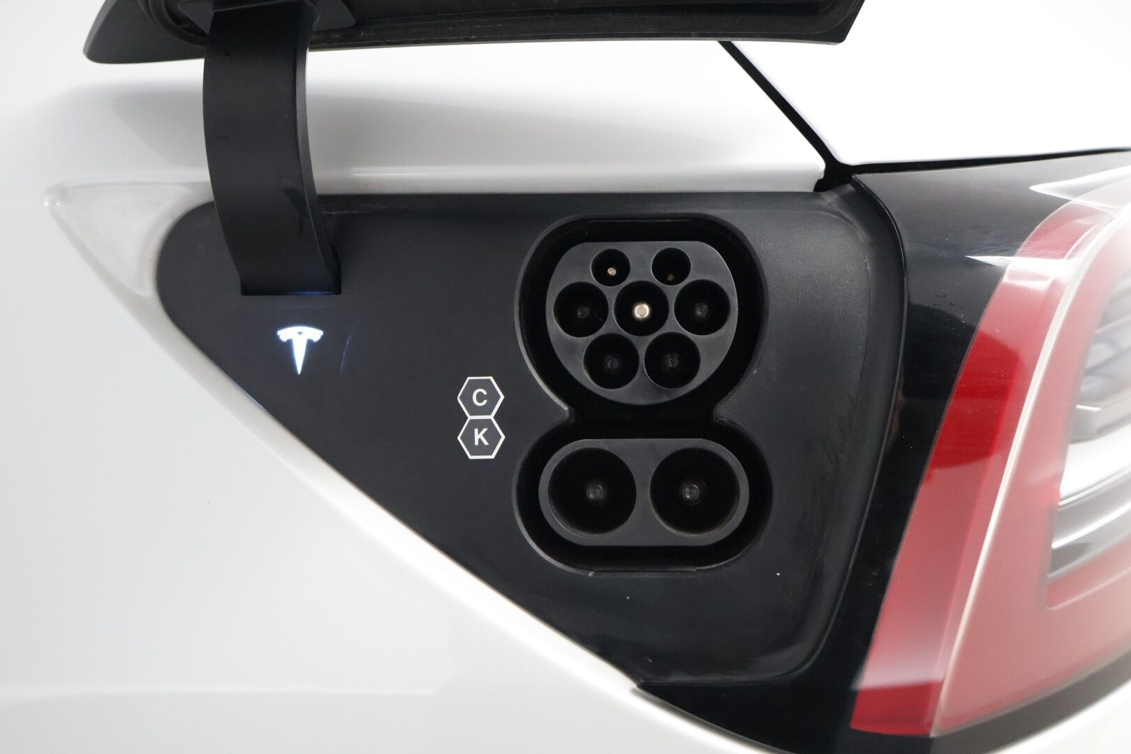 TESLA MODEL Y 2021 Long Range Dual Motor AWD / Lämpöpumppu / Autopilot / Lasikatto / Premium Audio / Mustat Nahat