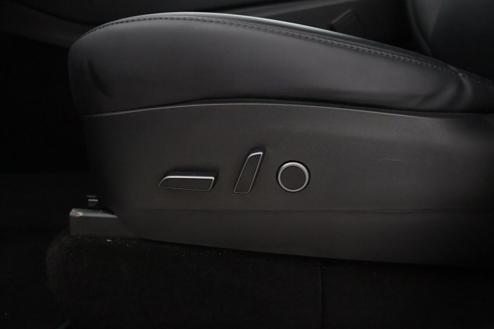 TESLA MODEL Y 2021 Long Range Dual Motor AWD / Lämpöpumppu / Autopilot / Lasikatto / Premium Audio / Mustat Nahat