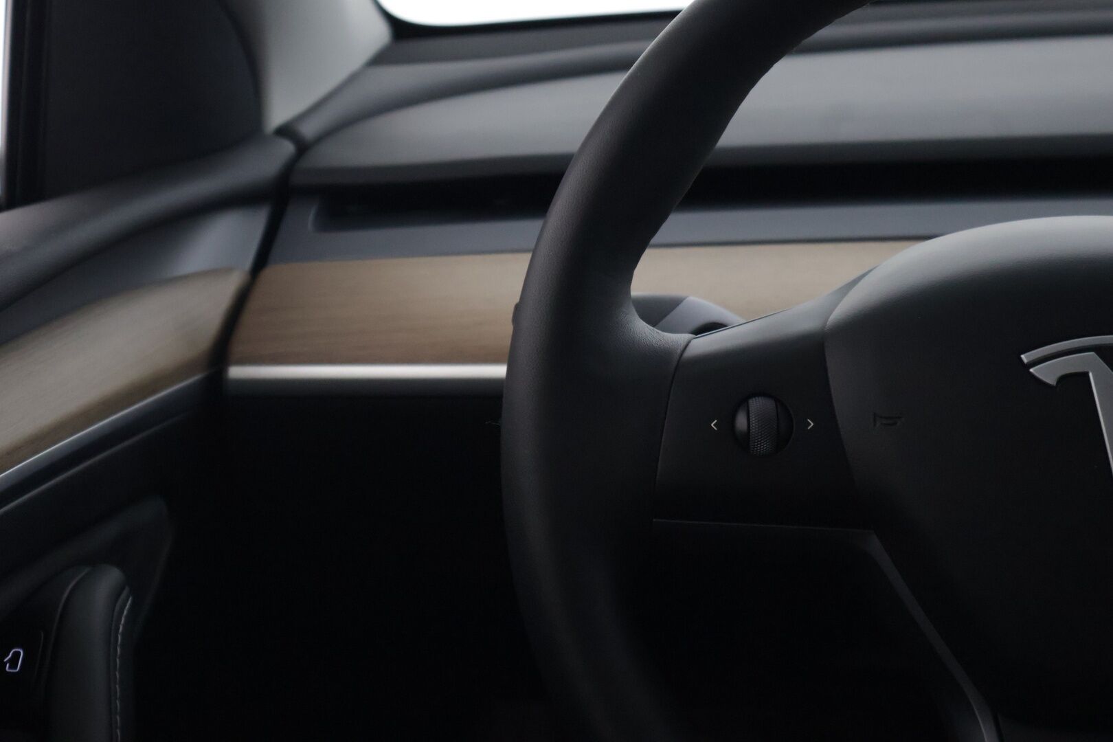 TESLA MODEL Y 2021 Long Range Dual Motor AWD / Lämpöpumppu / Autopilot / Lasikatto / Premium Audio / Mustat Nahat