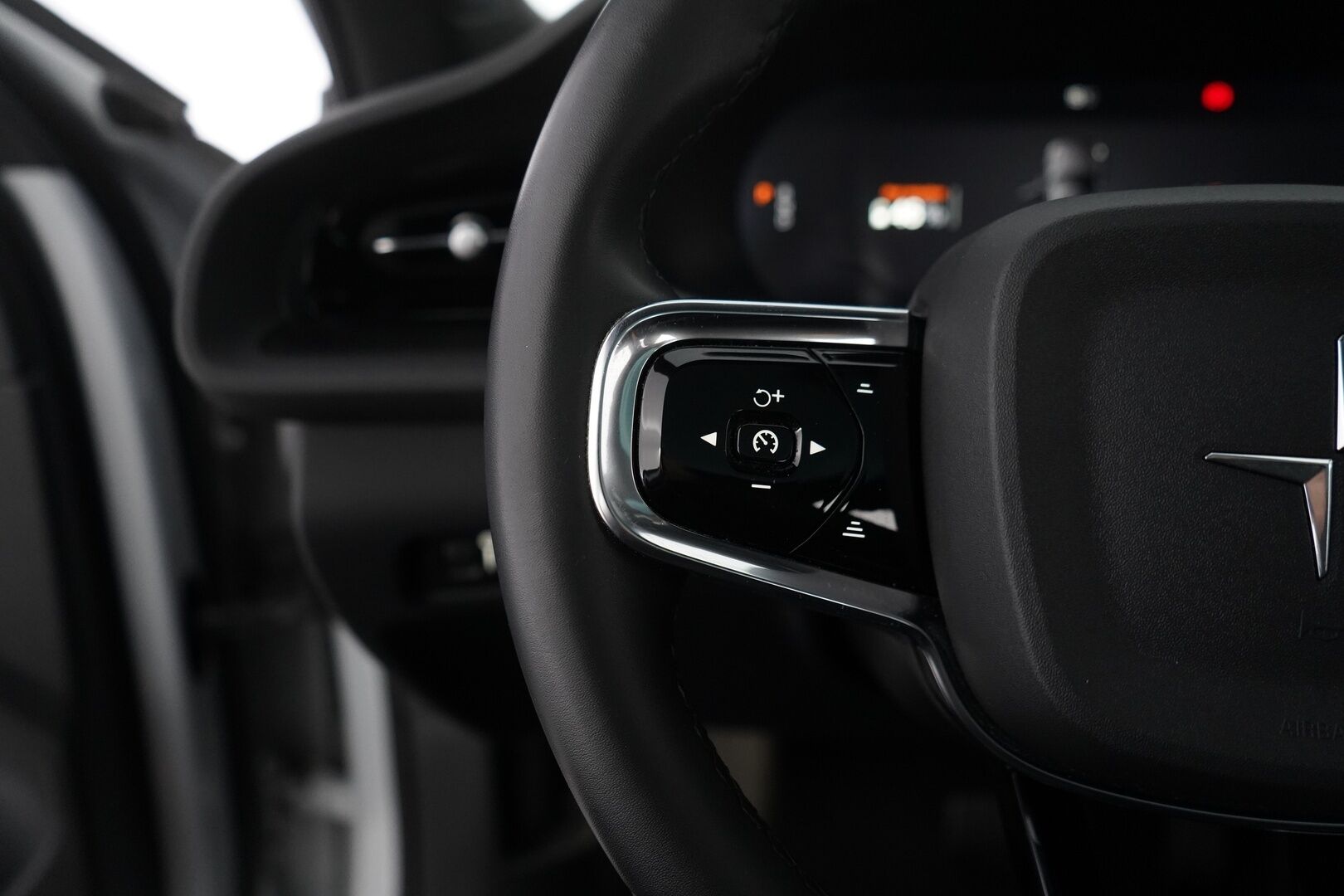 POLESTAR 2 2021 Long Range Dual Motor Performance *Pilot&Plus / Adapt.Vakkari / Harman&Kardon / Lasikatto / Muistipenkki / Koukku / 360° Kamera / Pixel-LED* - Kahdet renkaat alumiinivantein / Merkkihuollettu / 2x laturit