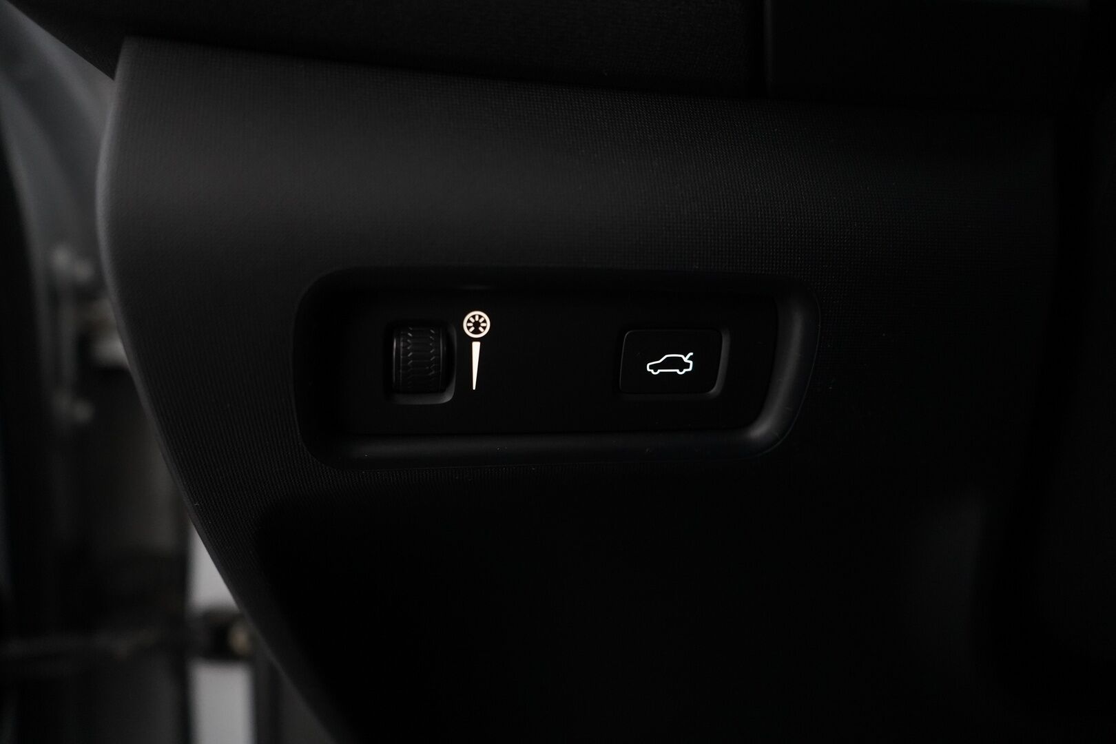 POLESTAR 2 2021 Long Range Dual Motor Performance *Pilot&Plus / Adapt.Vakkari / Harman&Kardon / Lasikatto / Muistipenkki / Koukku / 360° Kamera / Pixel-LED* - Kahdet renkaat alumiinivantein / Merkkihuollettu / 2x laturit