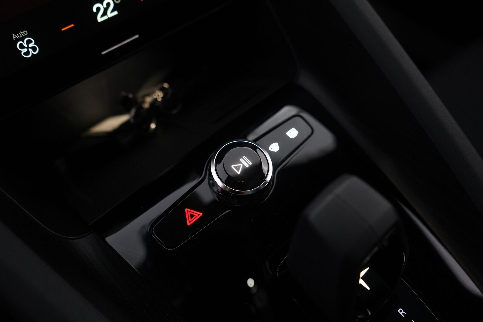 POLESTAR 2 2021 Long Range Dual Motor Performance *Pilot&Plus / Adapt.Vakkari / Harman&Kardon / Lasikatto / Muistipenkki / Koukku / 360° Kamera / Pixel-LED* - Kahdet renkaat alumiinivantein / Merkkihuollettu / 2x laturit