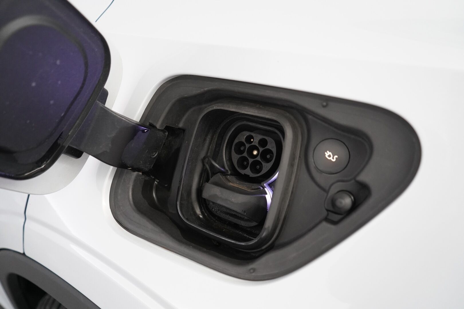 POLESTAR 2 2021 Long Range Dual Motor Performance *Pilot&Plus / Adapt.Vakkari / Harman&Kardon / Lasikatto / Muistipenkki / Koukku / 360° Kamera / Pixel-LED* - Kahdet renkaat alumiinivantein / Merkkihuollettu / 2x laturit