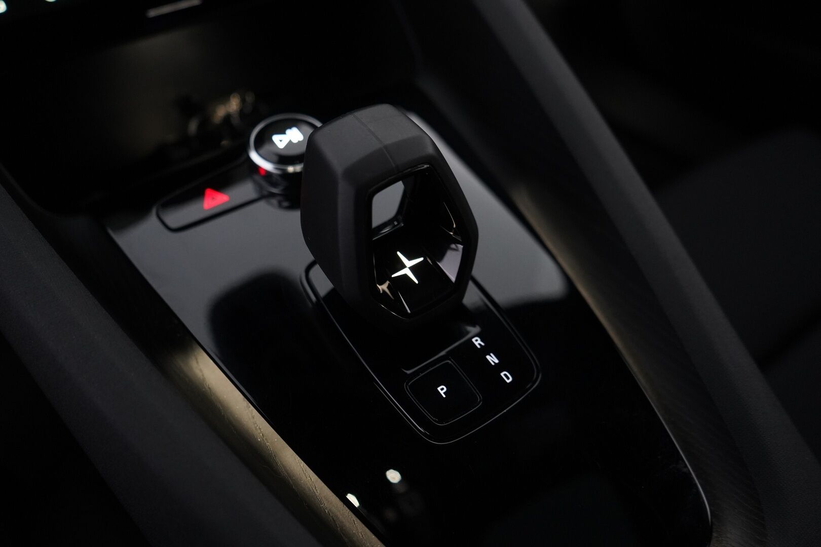 POLESTAR 2 2021 Long Range Dual Motor Performance *Pilot&Plus / Adapt.Vakkari / Harman&Kardon / Lasikatto / Muistipenkki / Koukku / 360° Kamera / Pixel-LED* - Kahdet renkaat alumiinivantein / Merkkihuollettu / 2x laturit