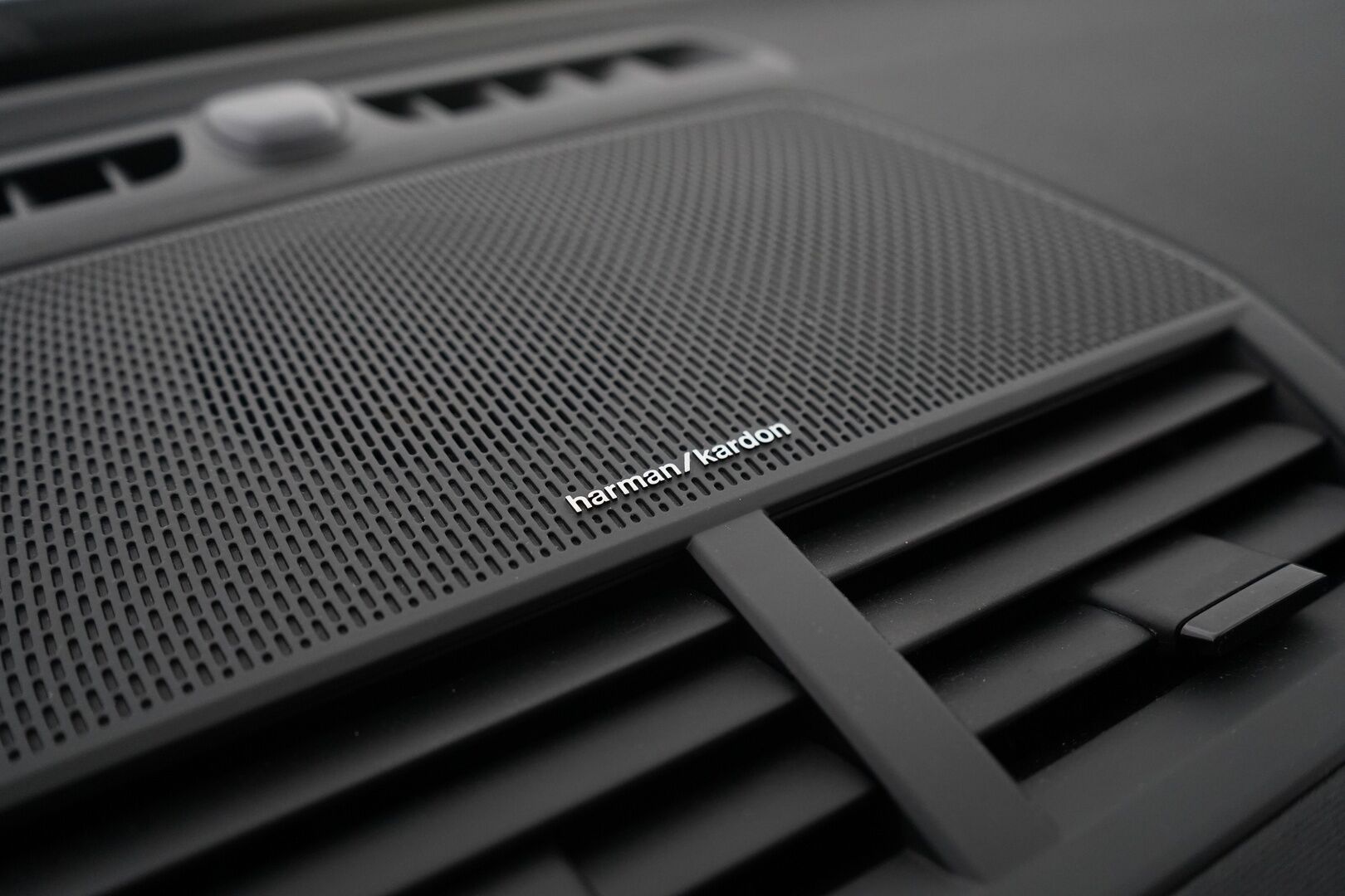 POLESTAR 2 2021 Long Range Dual Motor Performance *Pilot&Plus / Adapt.Vakkari / Harman&Kardon / Lasikatto / Muistipenkki / Koukku / 360° Kamera / Pixel-LED* - Kahdet renkaat alumiinivantein / Merkkihuollettu / 2x laturit