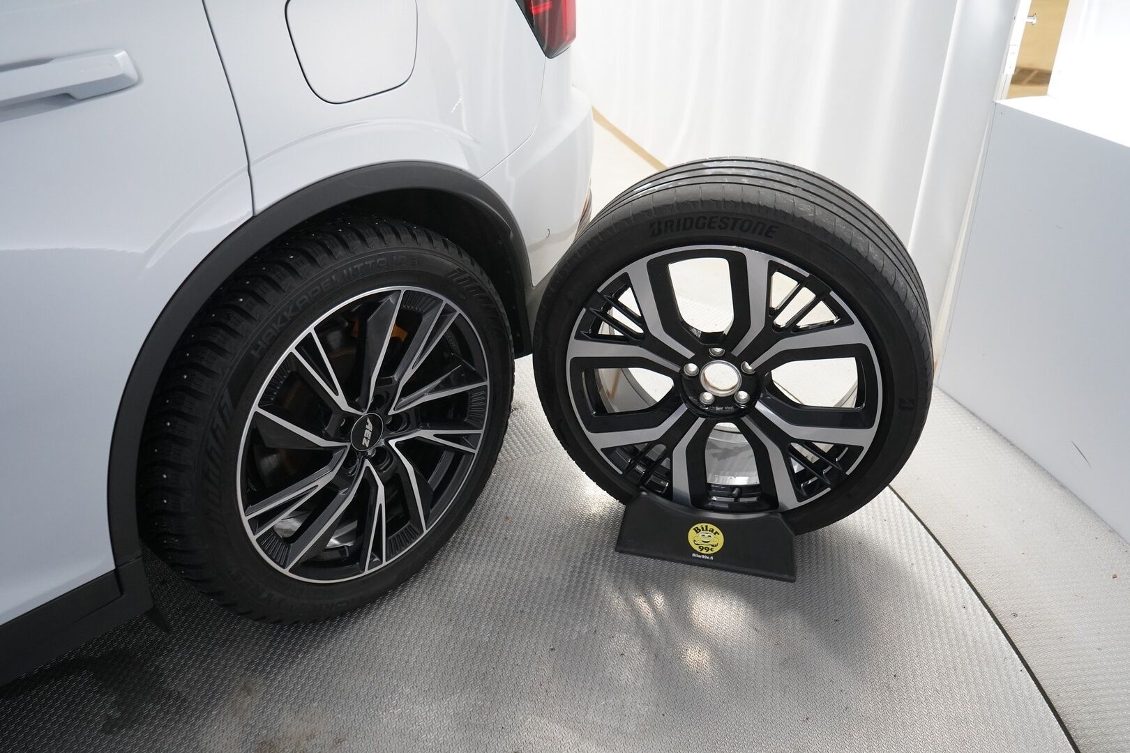 POLESTAR 2 2021 Long Range Dual Motor Performance *Pilot&Plus / Adapt.Vakkari / Harman&Kardon / Lasikatto / Muistipenkki / Koukku / 360° Kamera / Pixel-LED* - Kahdet renkaat alumiinivantein / Merkkihuollettu / 2x laturit