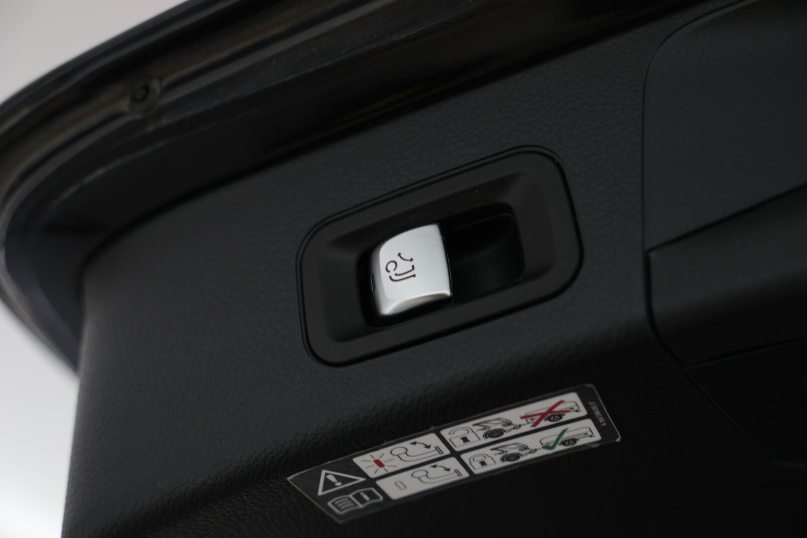 MERCEDES-BENZ C 2021 300 e T A Business Avantgarde Edition EQ Power - | 2-Omisteinen | Juuri huollettu! | Sporttipenkit | Peruutuskamera | Vakkari | Vetokoukku | Puolinahat | Sähköluukku | 
